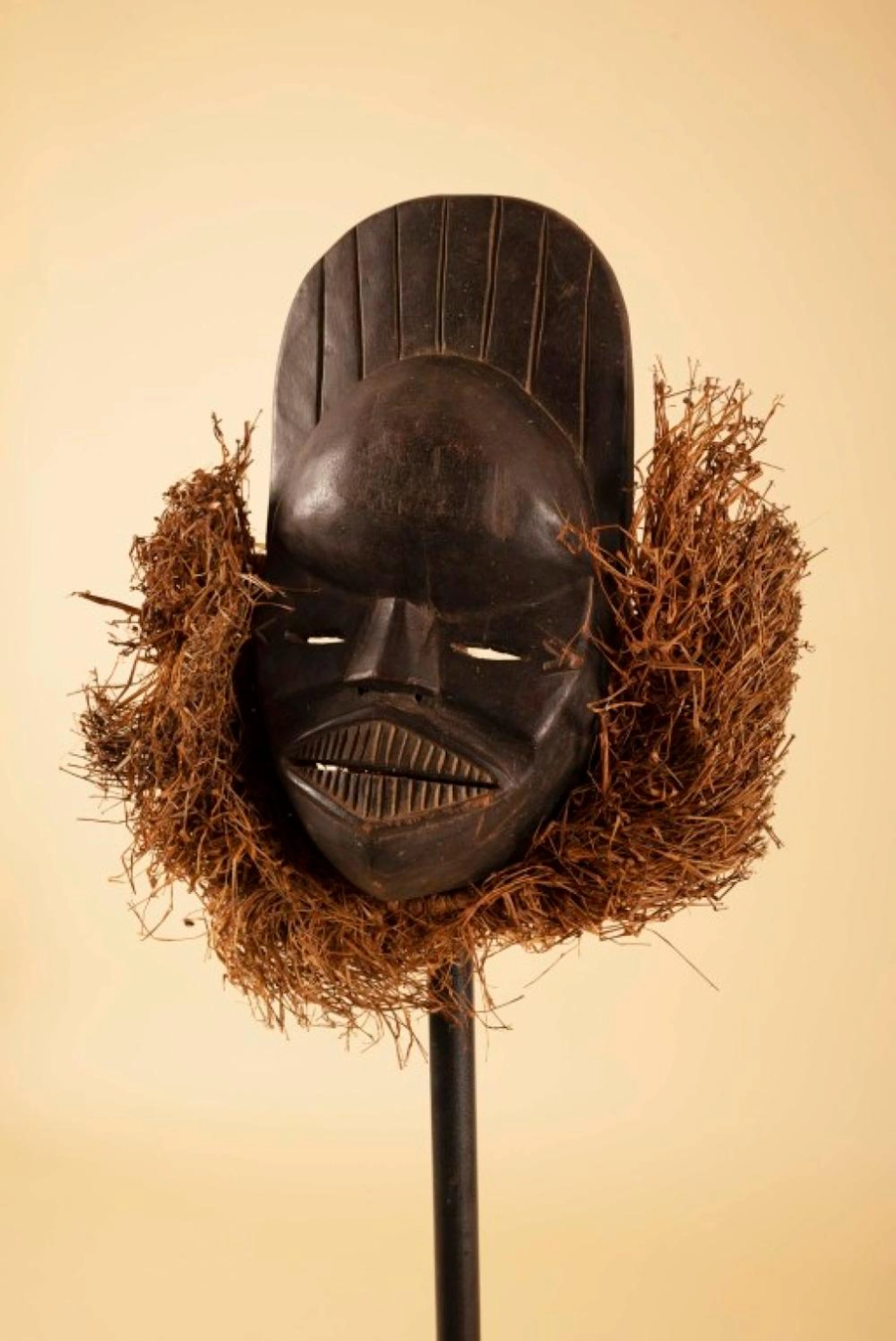 Máscara, escultura de artesanato africano, em madeira pintada e outros materiais