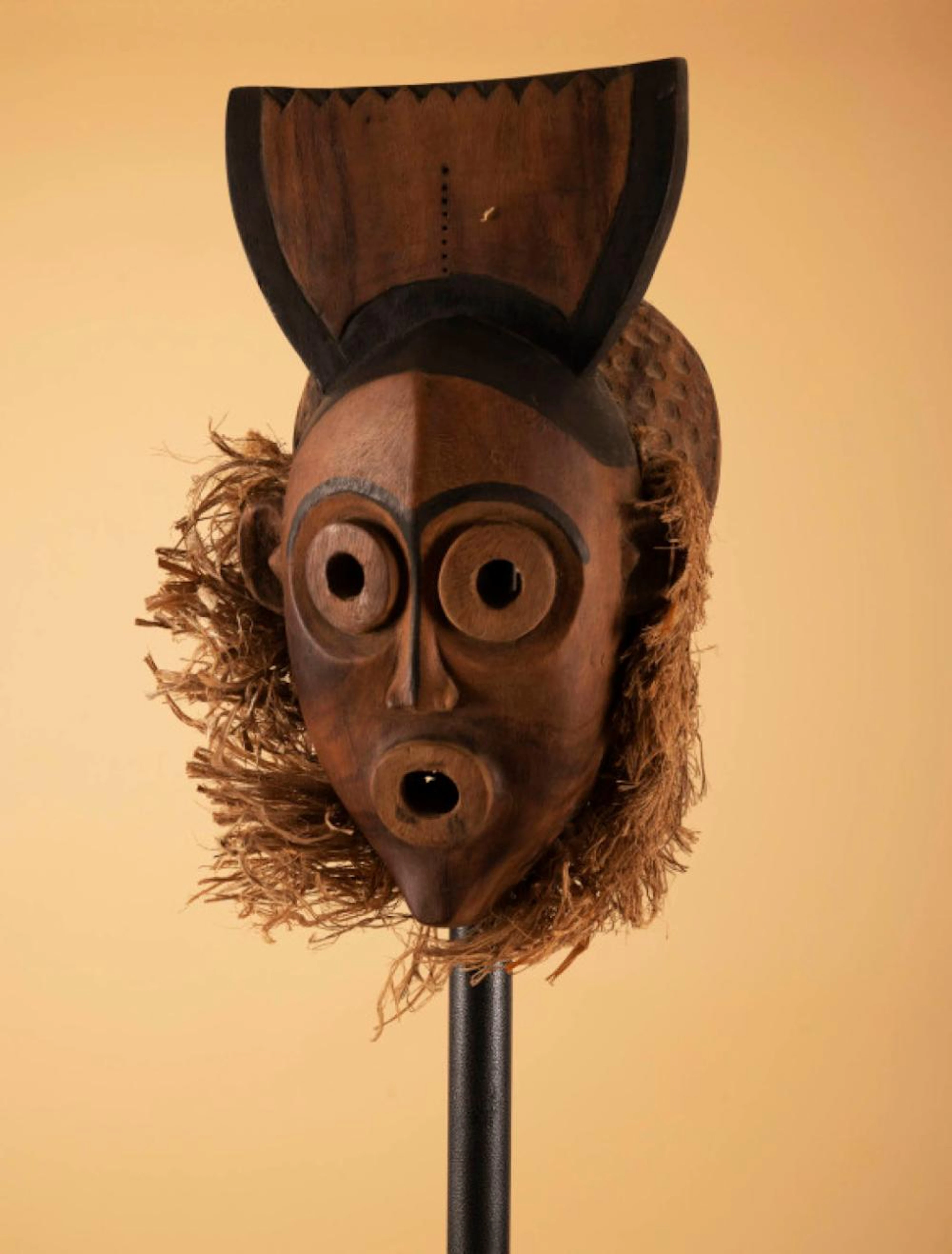Máscara, escultura de artesanato africano, em madeira e outros materiais