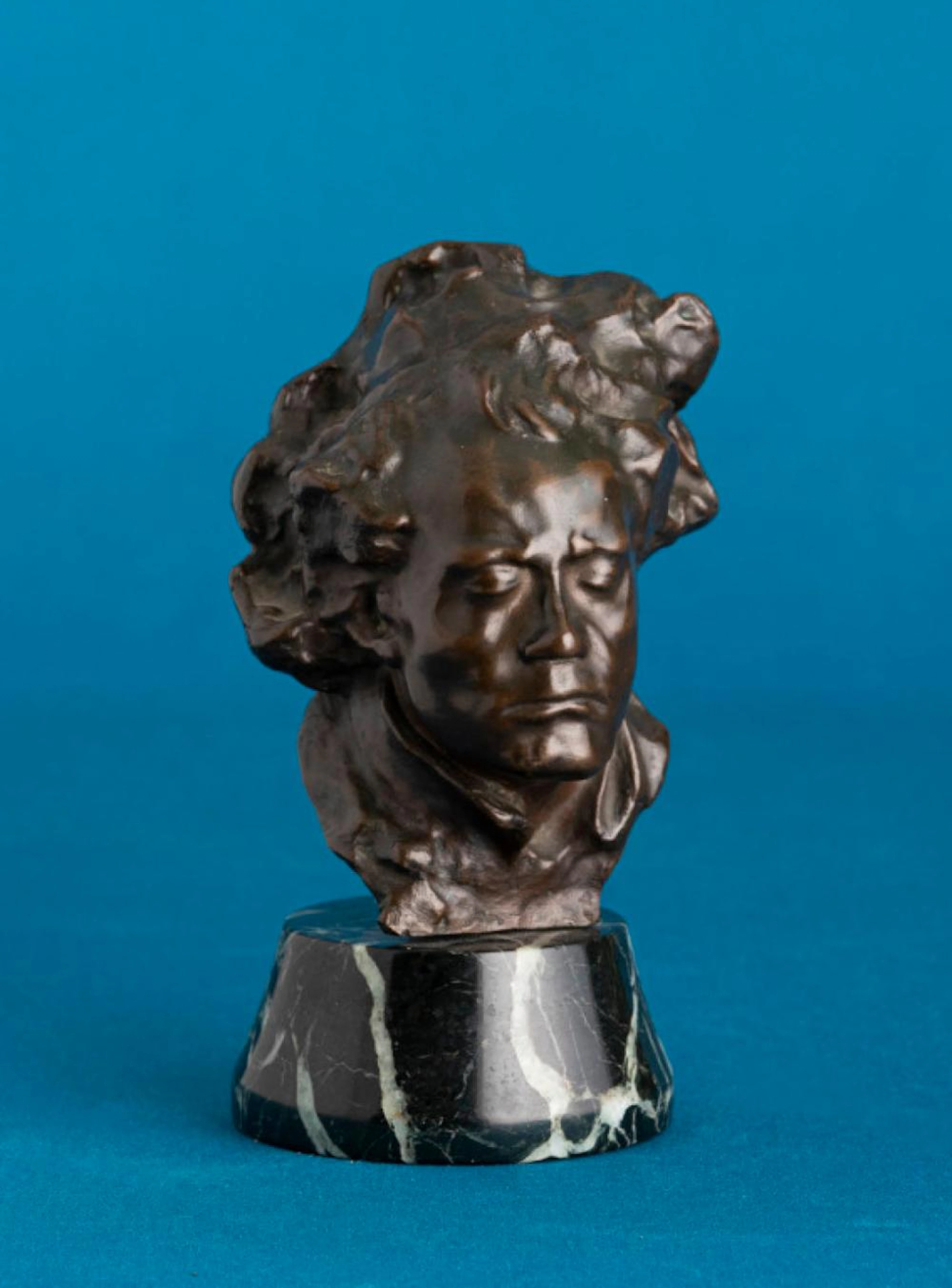 Busto de Beethoven, Esc. em bronze e mármore. Comp. aprox. máx.: 19,5 cm.