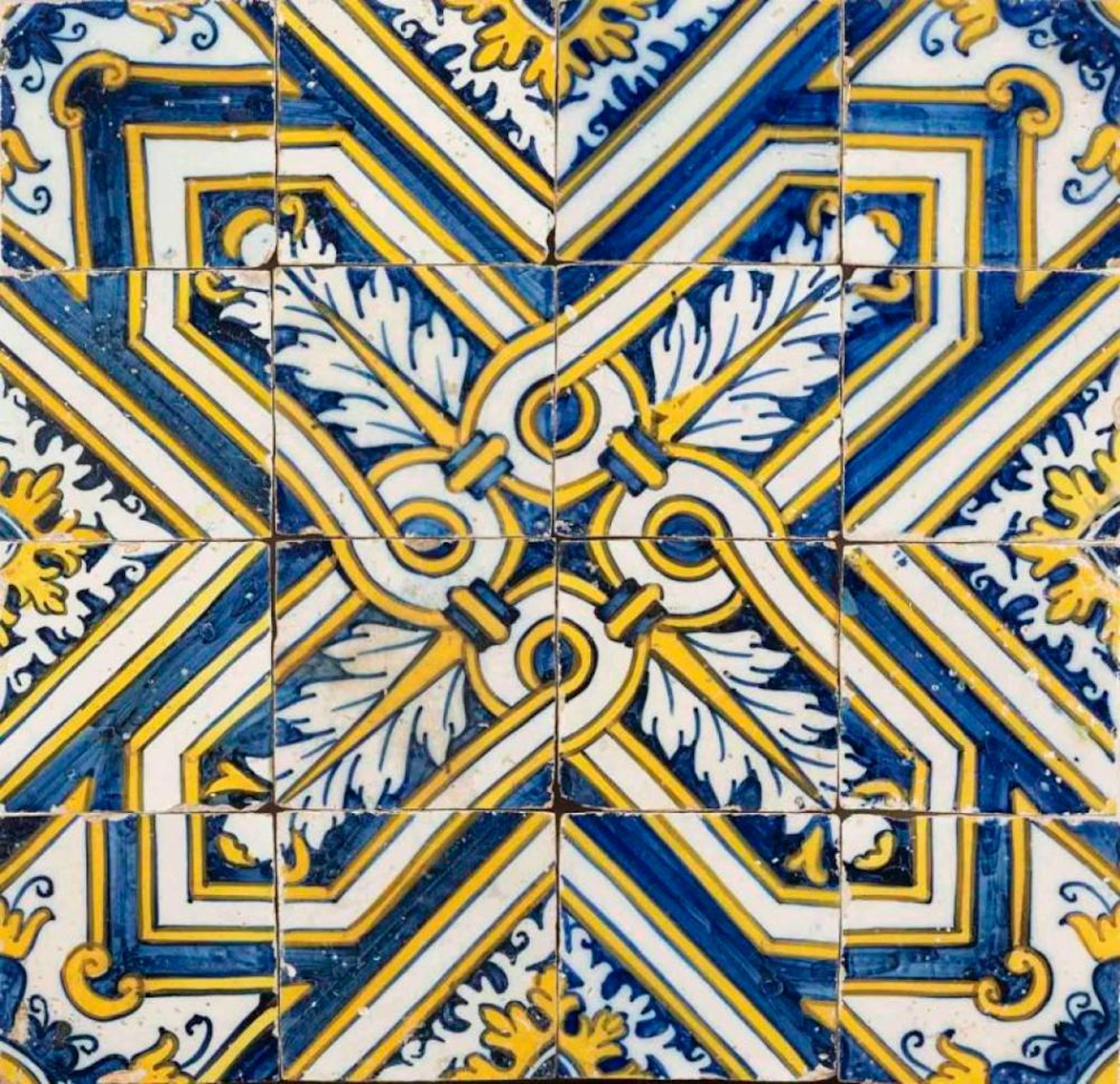 Painel composto por 16 azulejos decorados com padrão de...