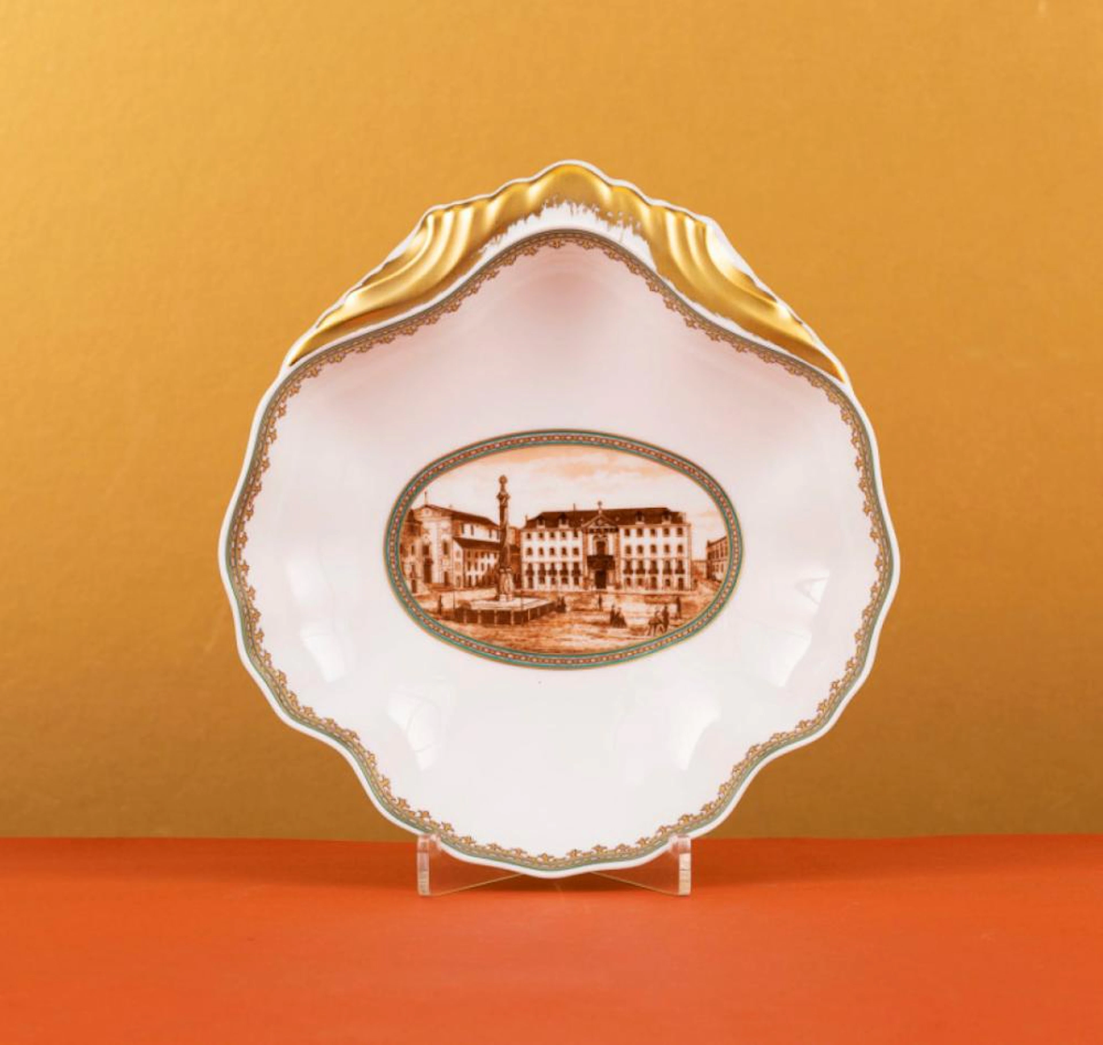 Covilhete em forma de concha da porcelana da Oficina Real
