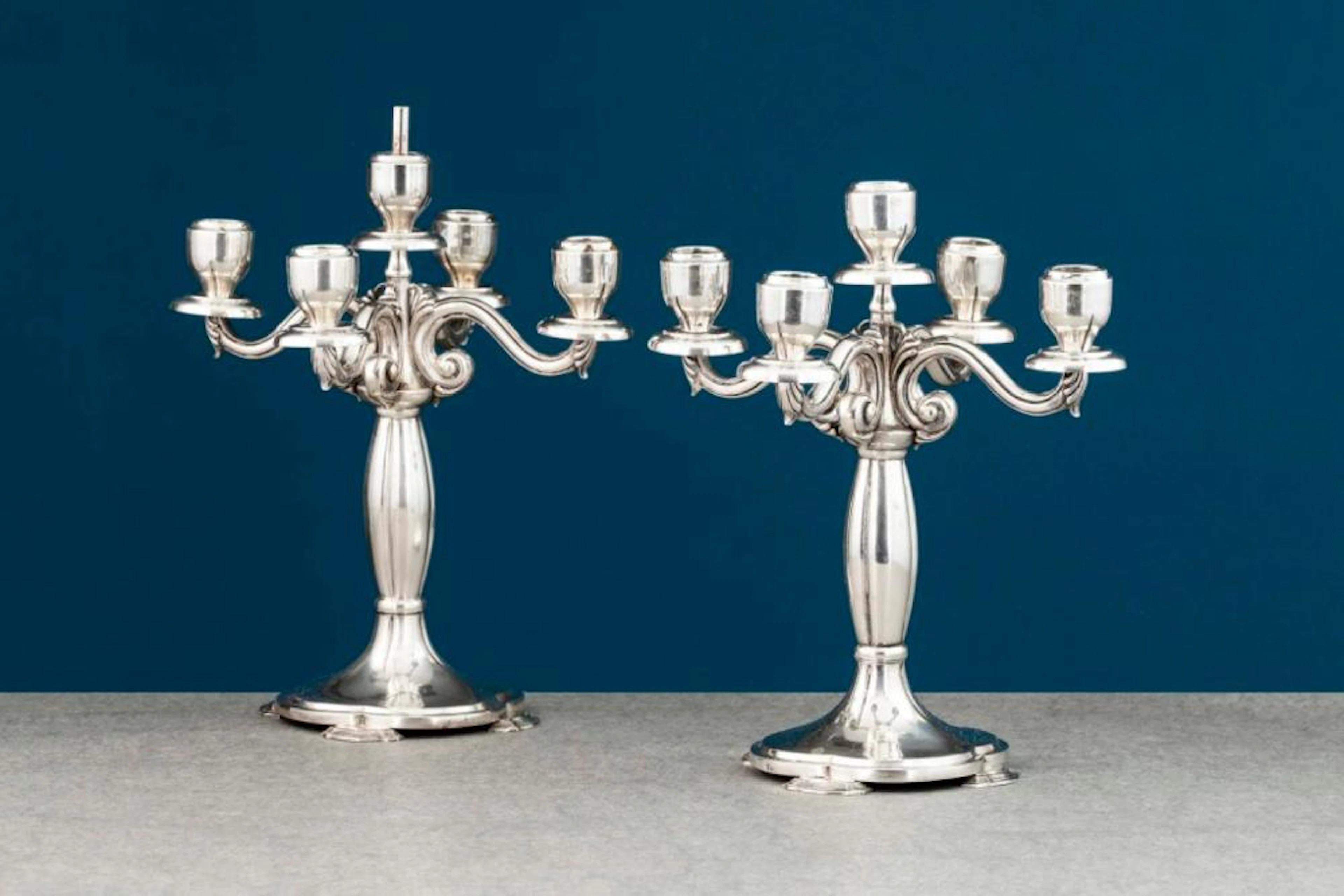 Par de candelabros de cinco lumes em prata