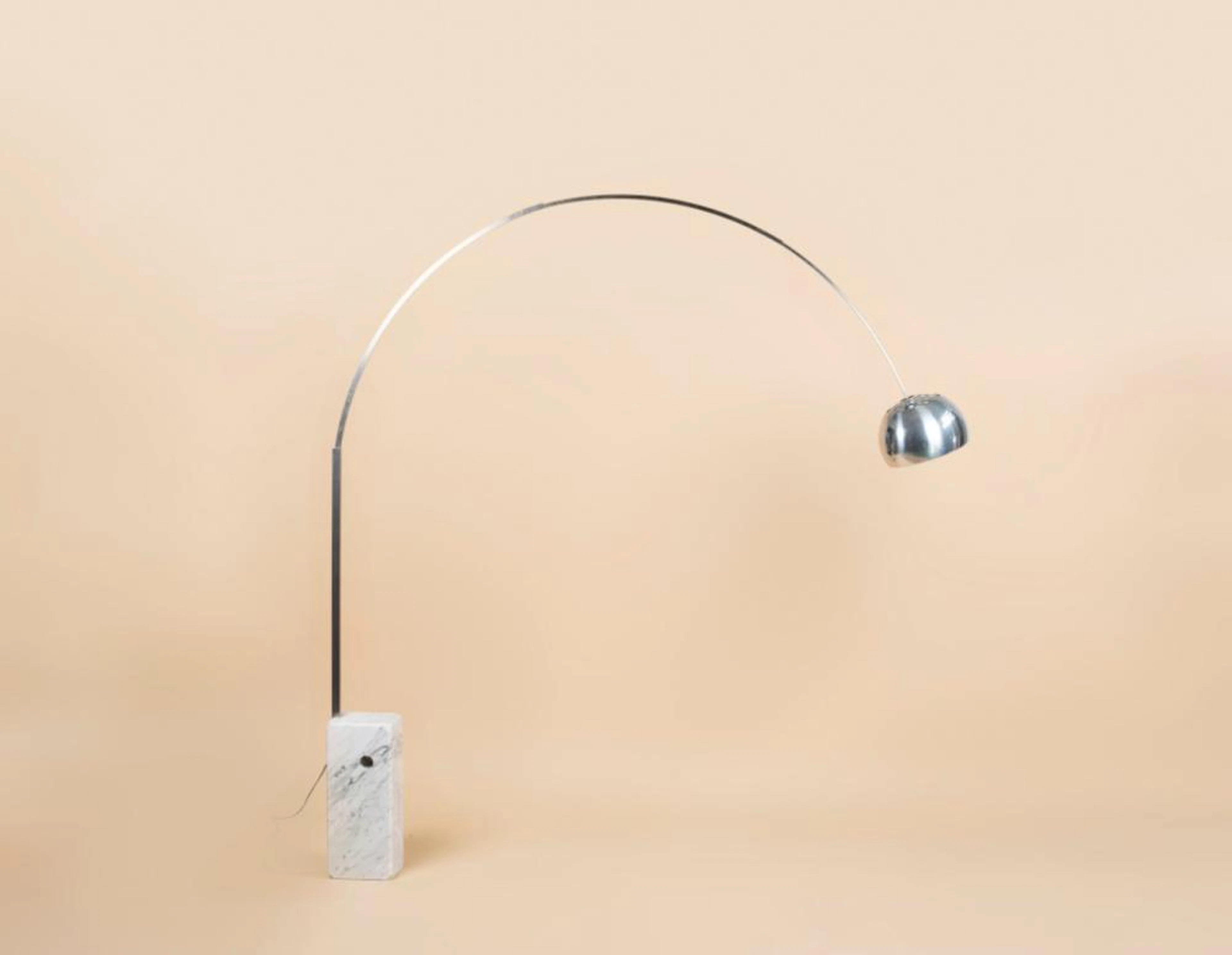 Candeeiro de pé em arco em metal, com base em mármore branco e cinzento