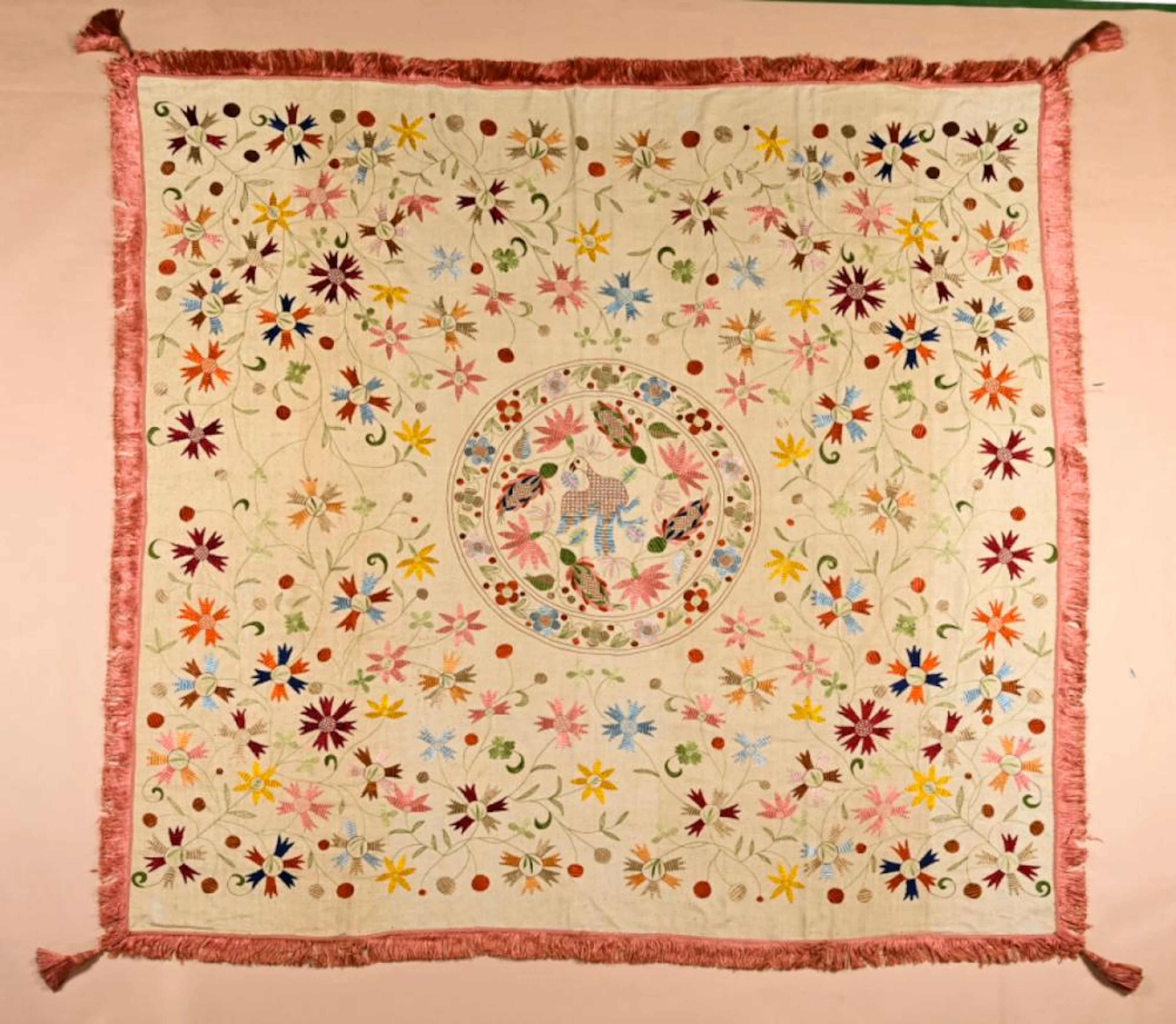 Colcha de Castelo Branco em linho bordada a seda. Dim. aprox.: 213 x 213 cm.