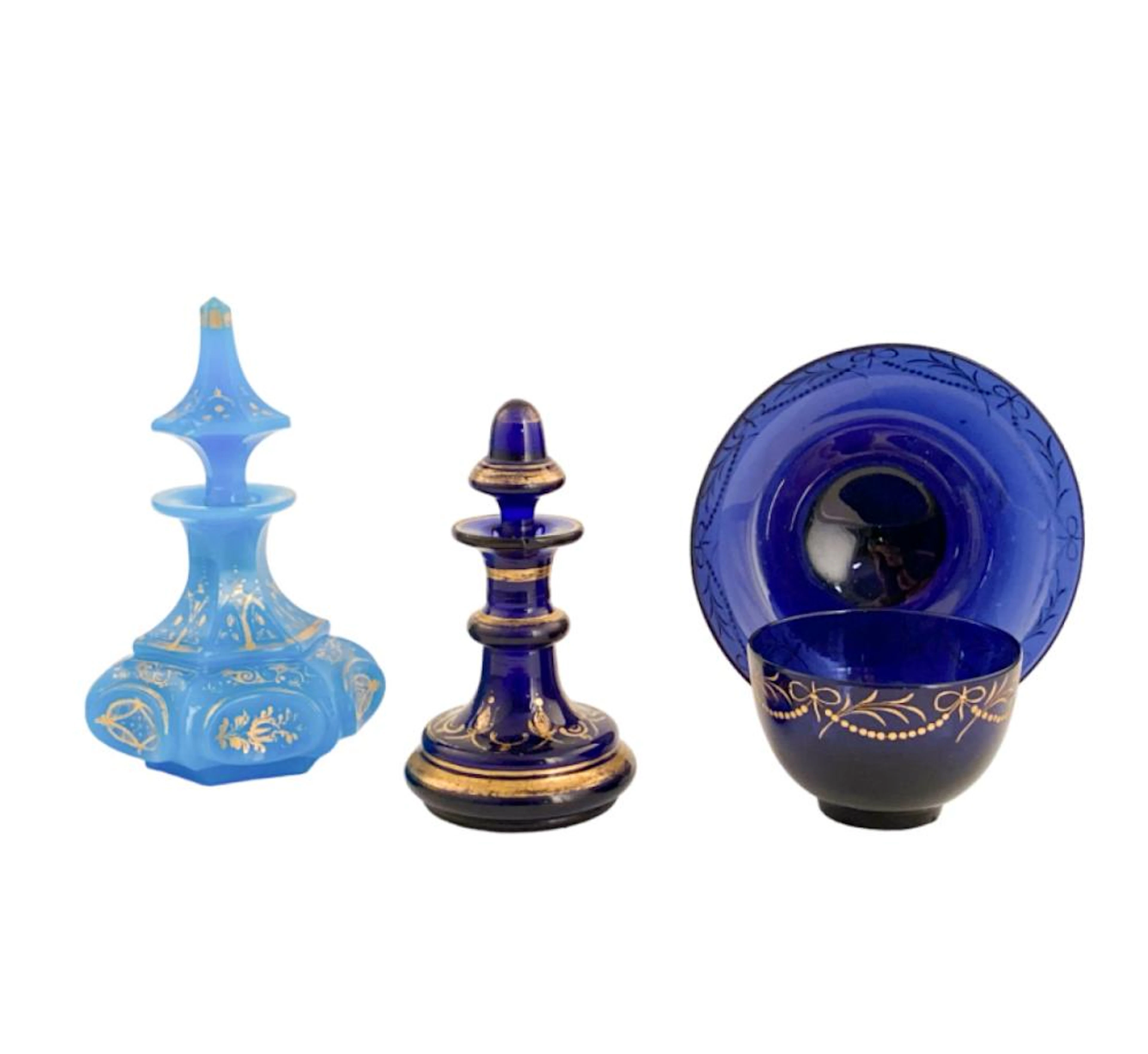 Lote de frascos com tampa e taça com pires em azul e dourado (3)