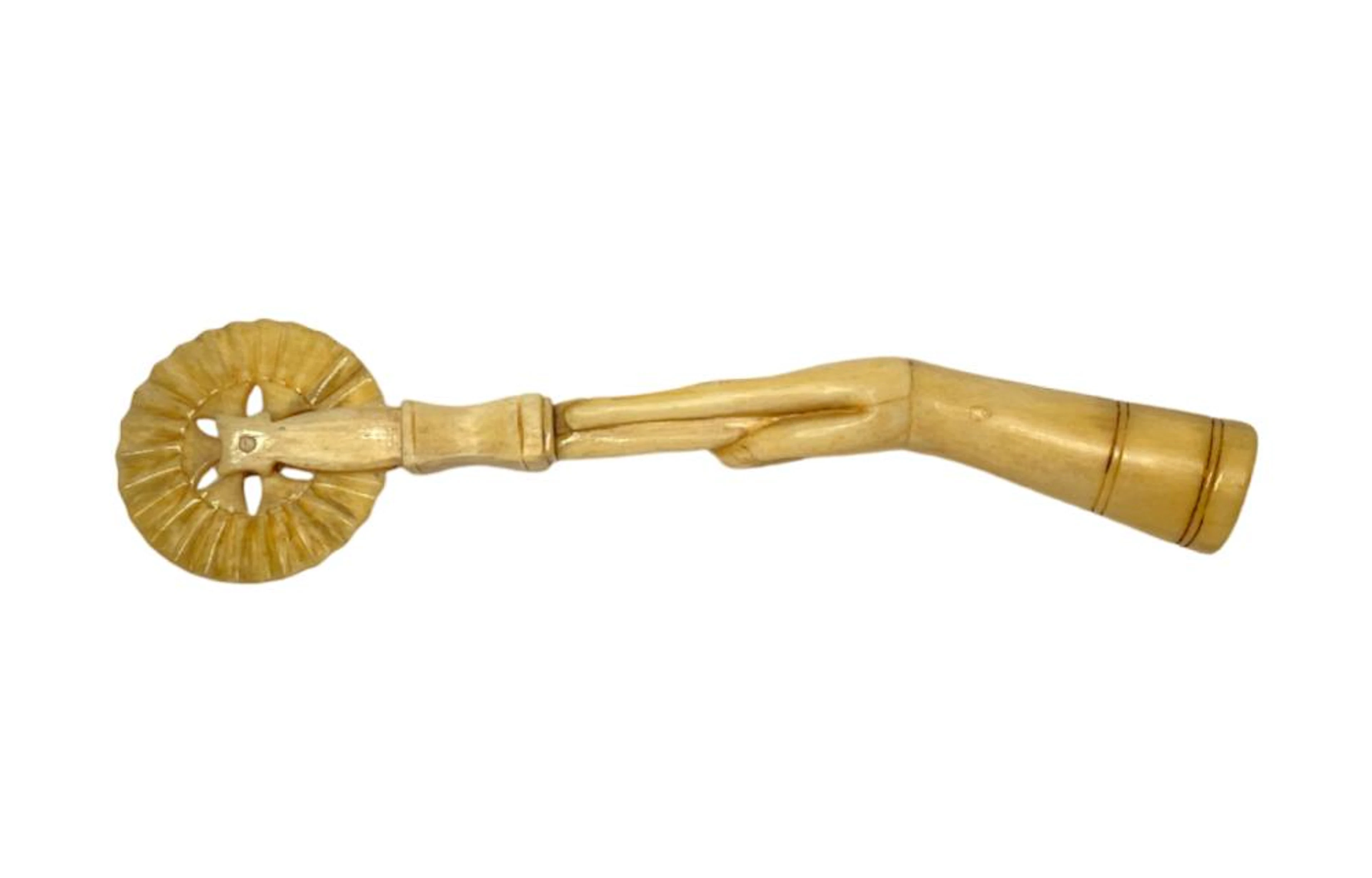 Recartilha. Escultura em osso, na forma de uma mão. Comp. aprox.: 15 cm.