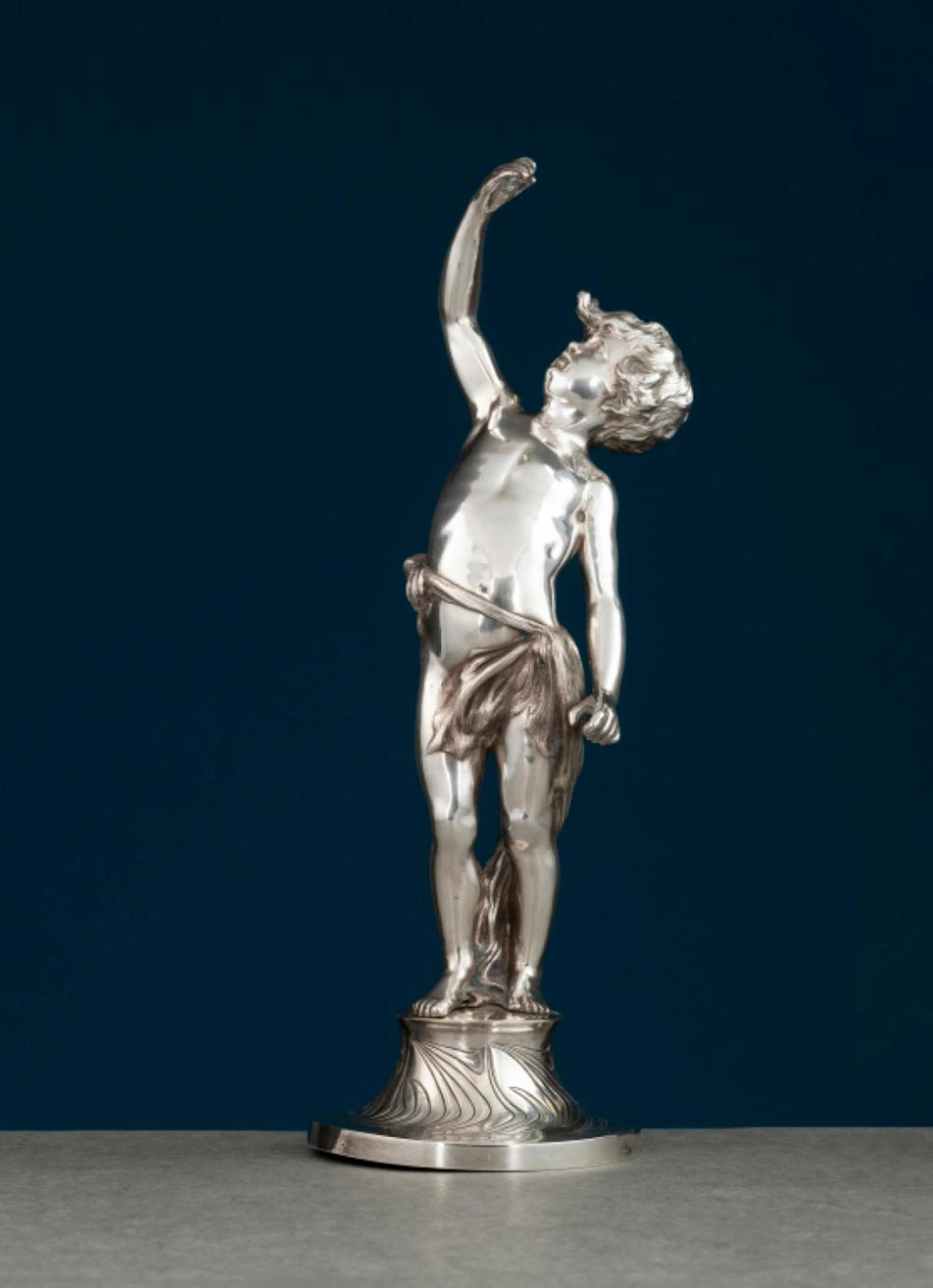 Escultura de "putto" em prata estrangeira