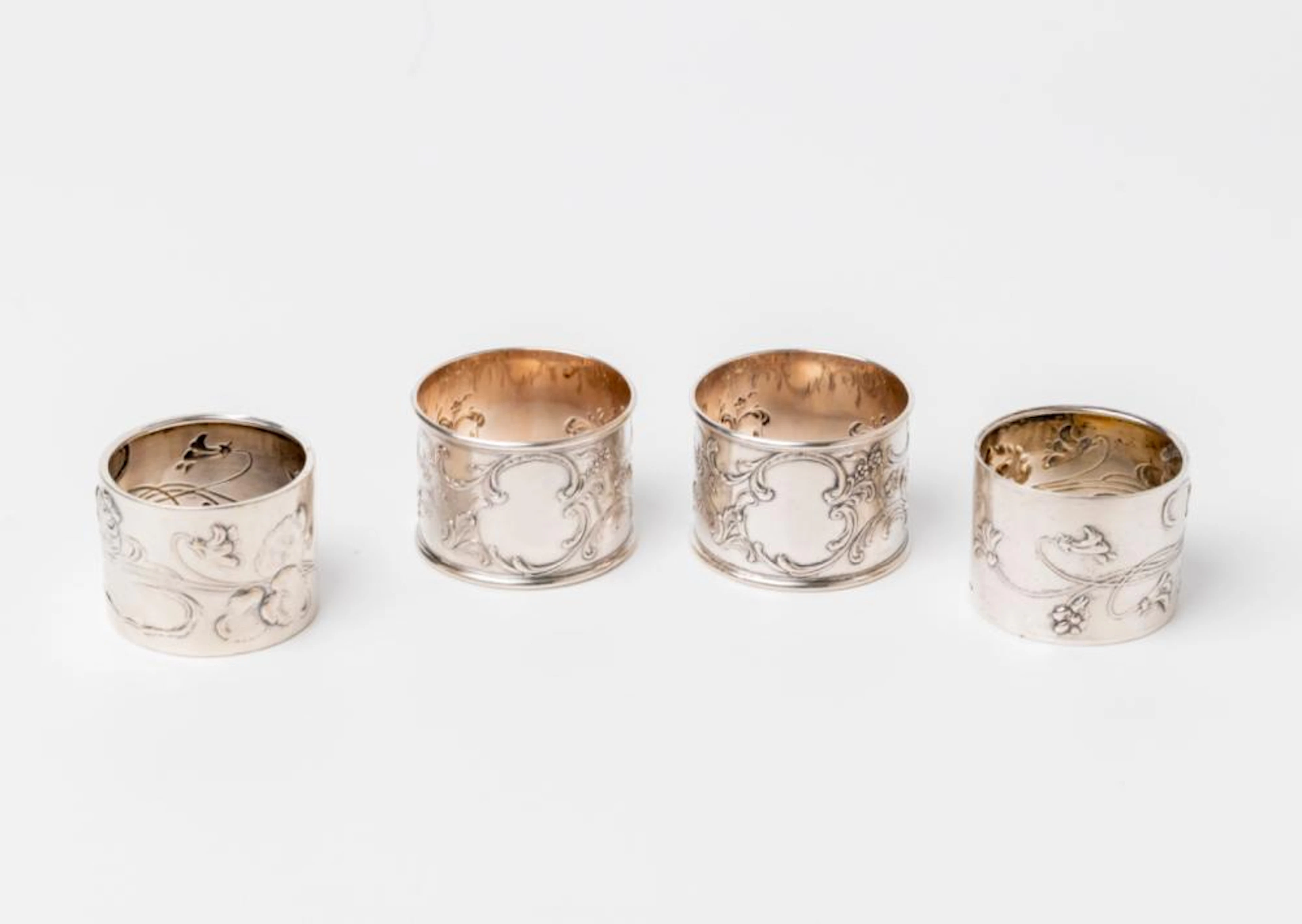 Conjunto de 2 pares de argolas de guardanapo em prata 833?