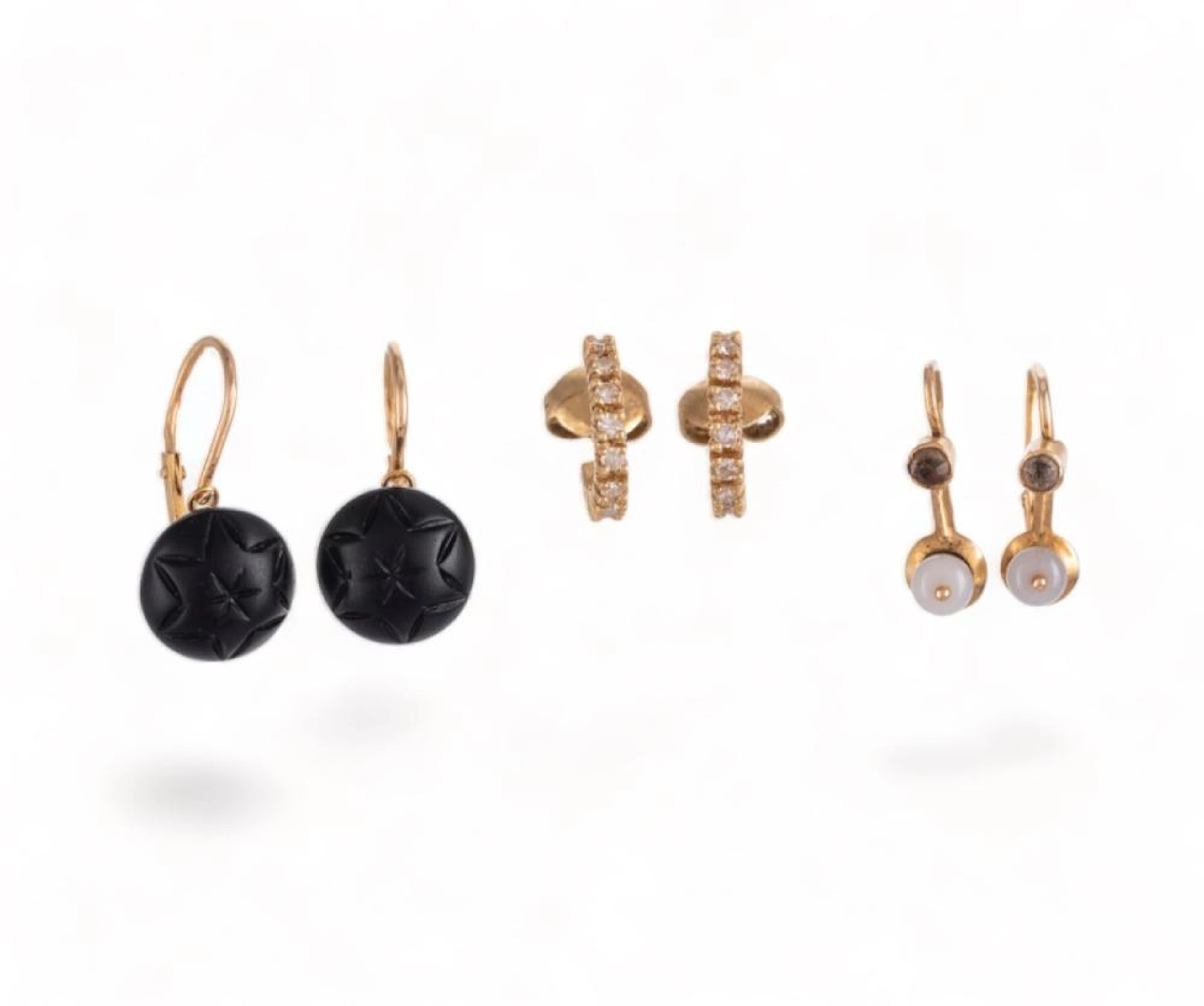 Lote composto por 3 pares de brincos em ouro de 800?