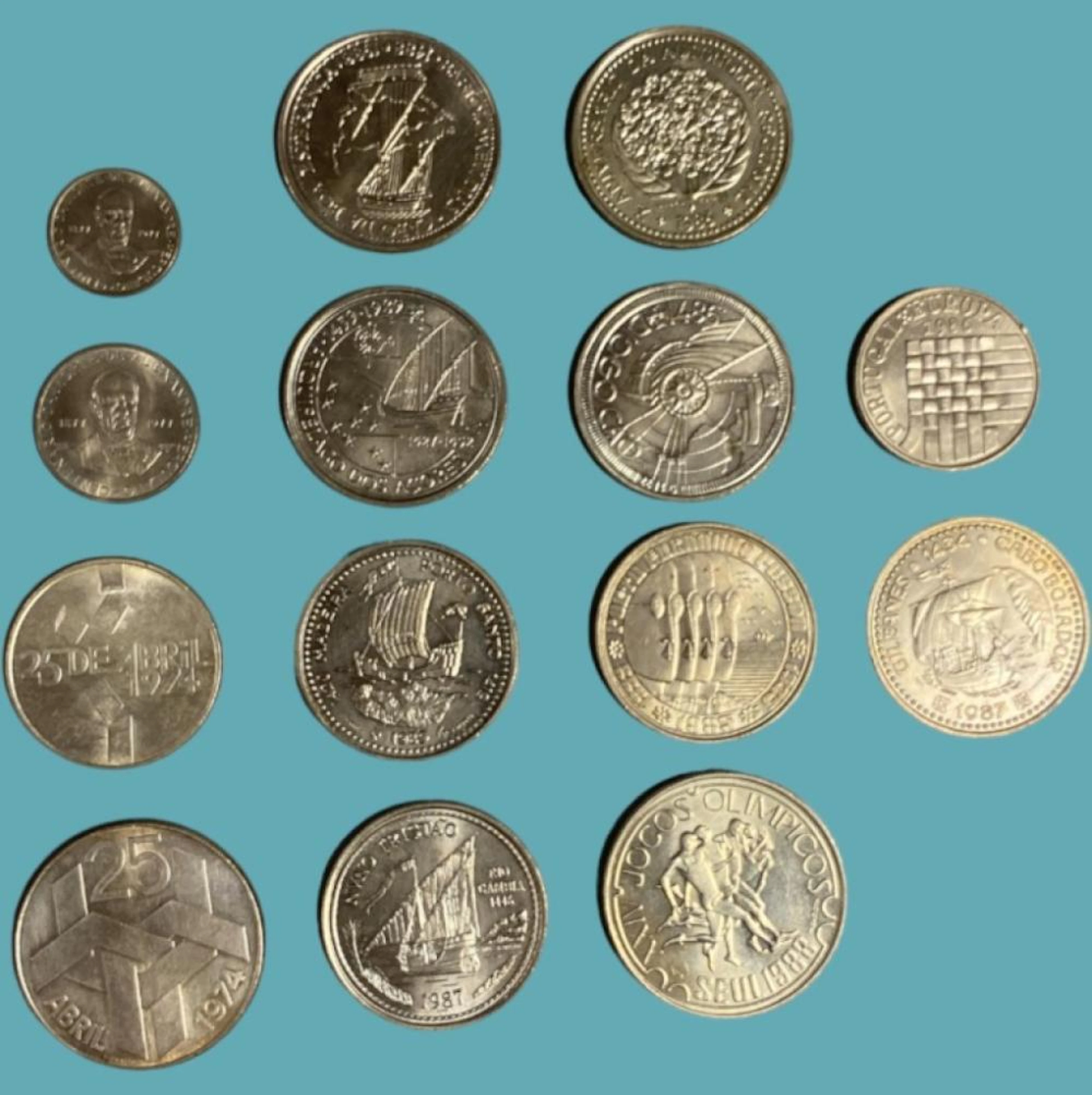 Lote de 18 moedas variadas, 4 delas em prata, P.80 g.