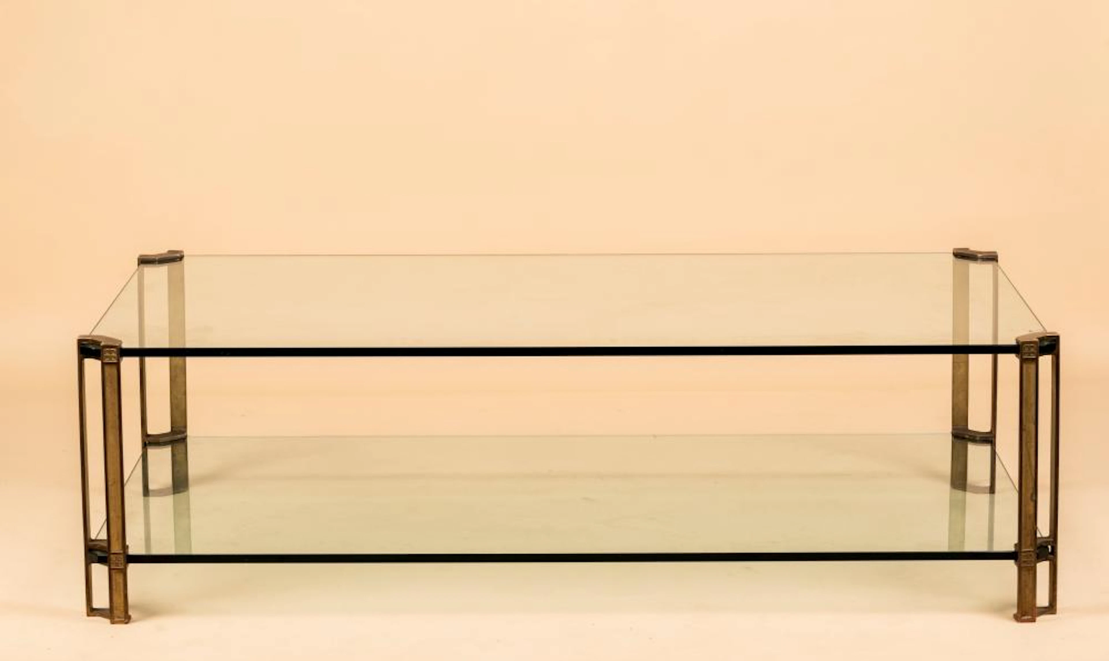 Mesa de frente de sofá em metal e vidro com uma prateleira