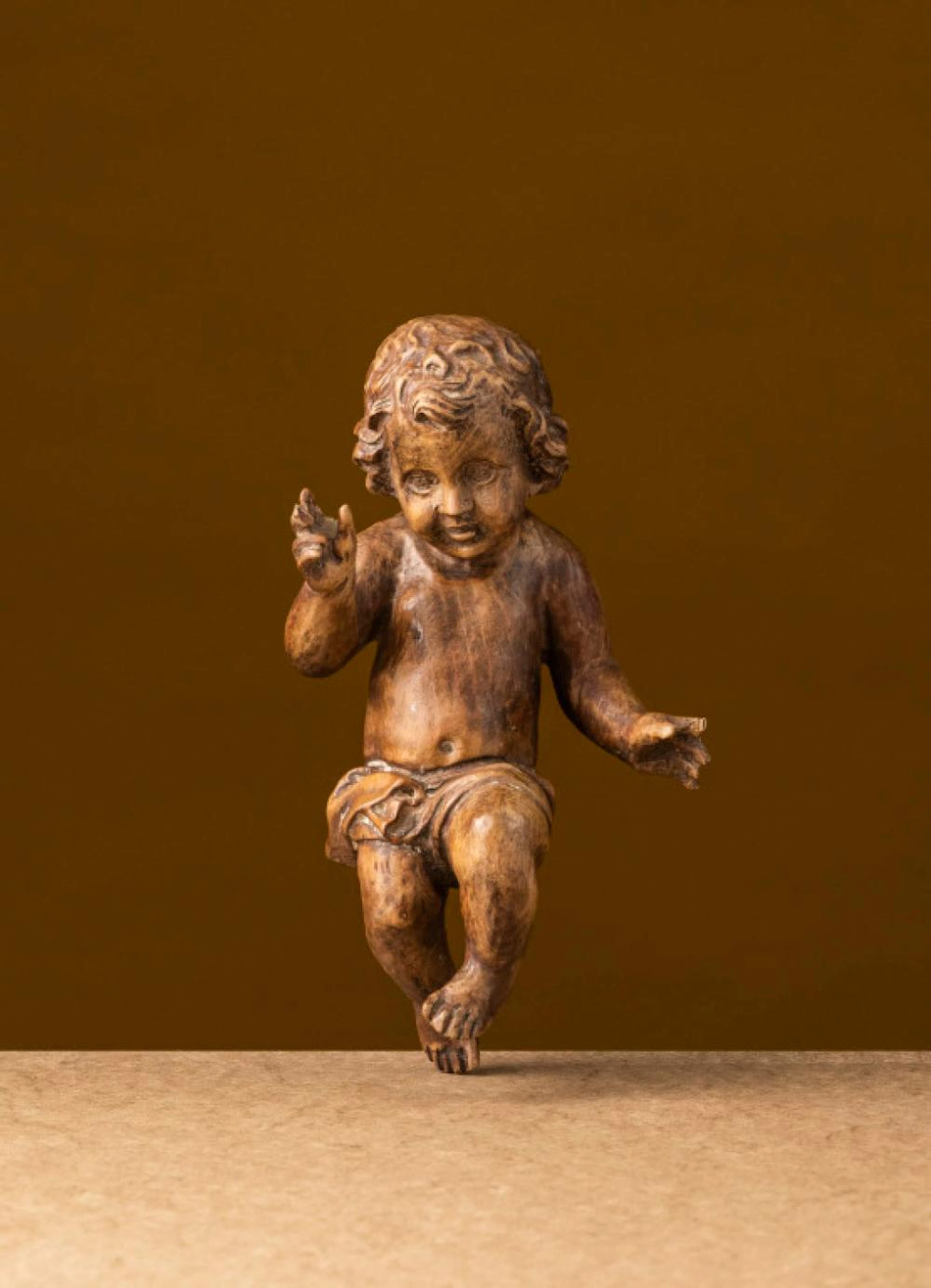 Menino Jesus deitado, escultura em madeira Comp. aprox.: 25 cm.