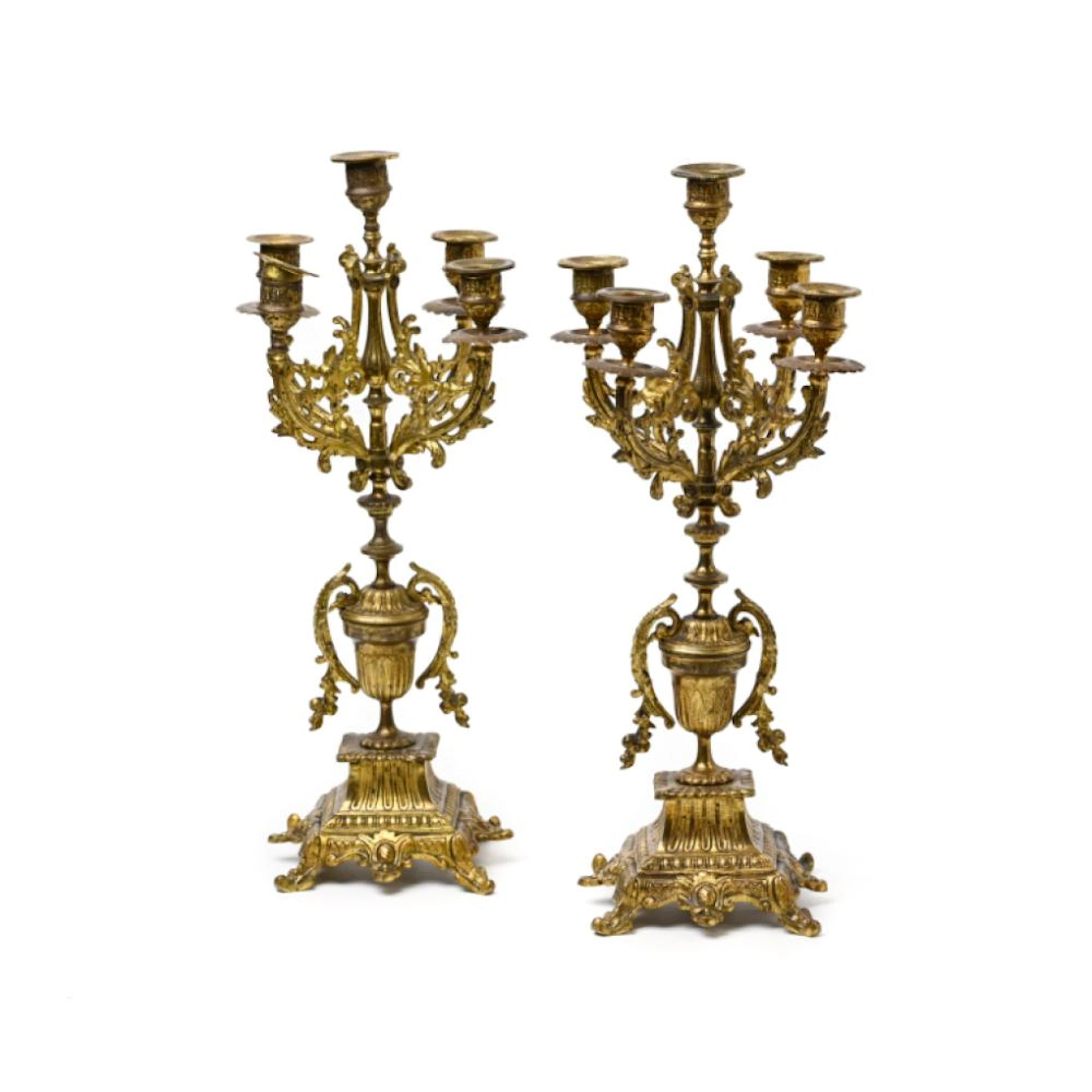 Par de candelabros de cinco lumes em latão. Alt. aprox.: 44 cm.