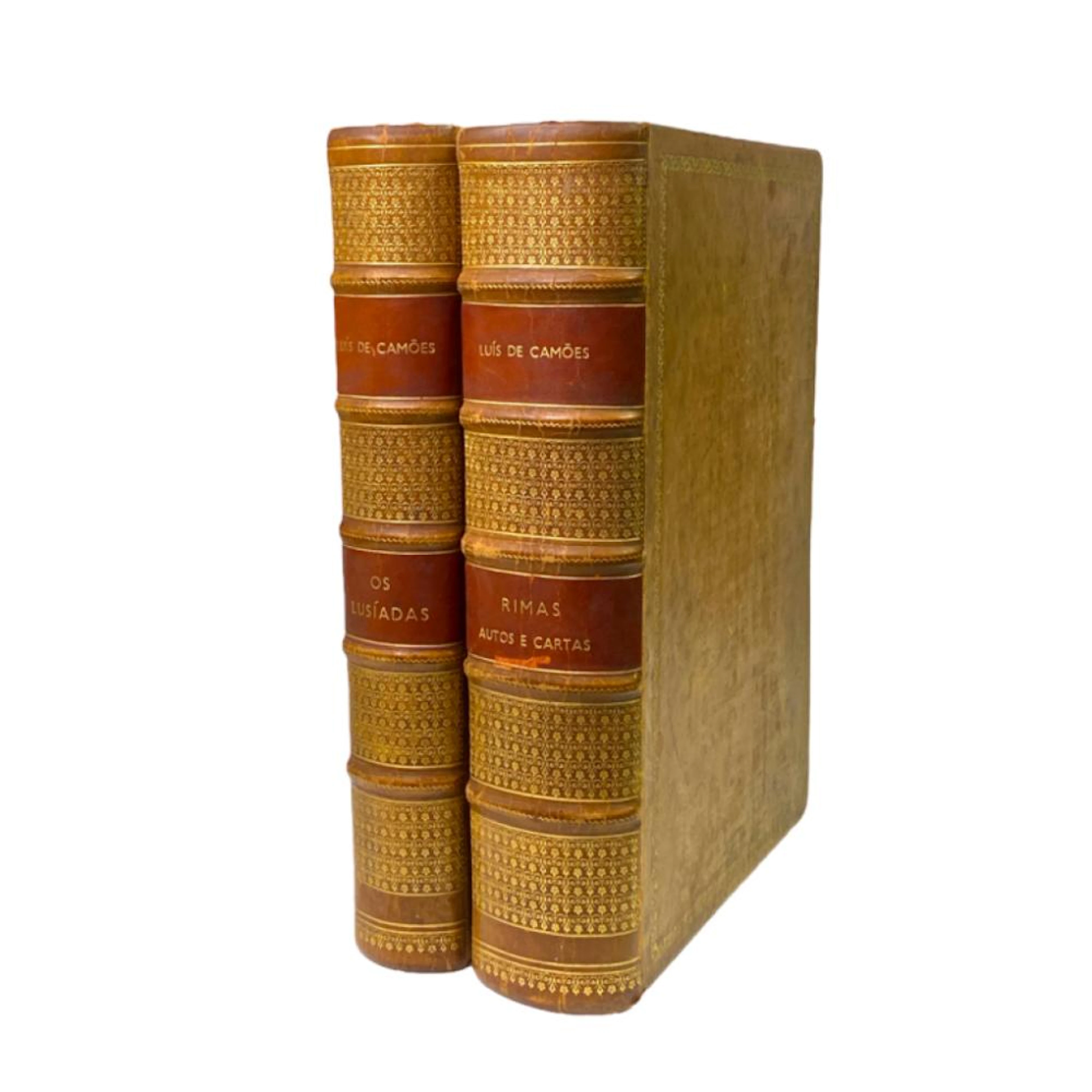 CAMÕES, Luís de. OS LUSÍADAS + RIMAS, AUTOS E CARTAS, 2 vols., encs.