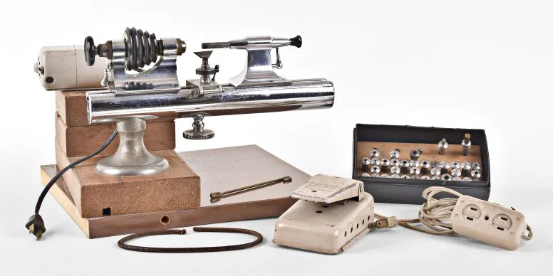 A PEERLESS 8MM WATCHMAKERS LATHE WITH COLLETS | Barnebys