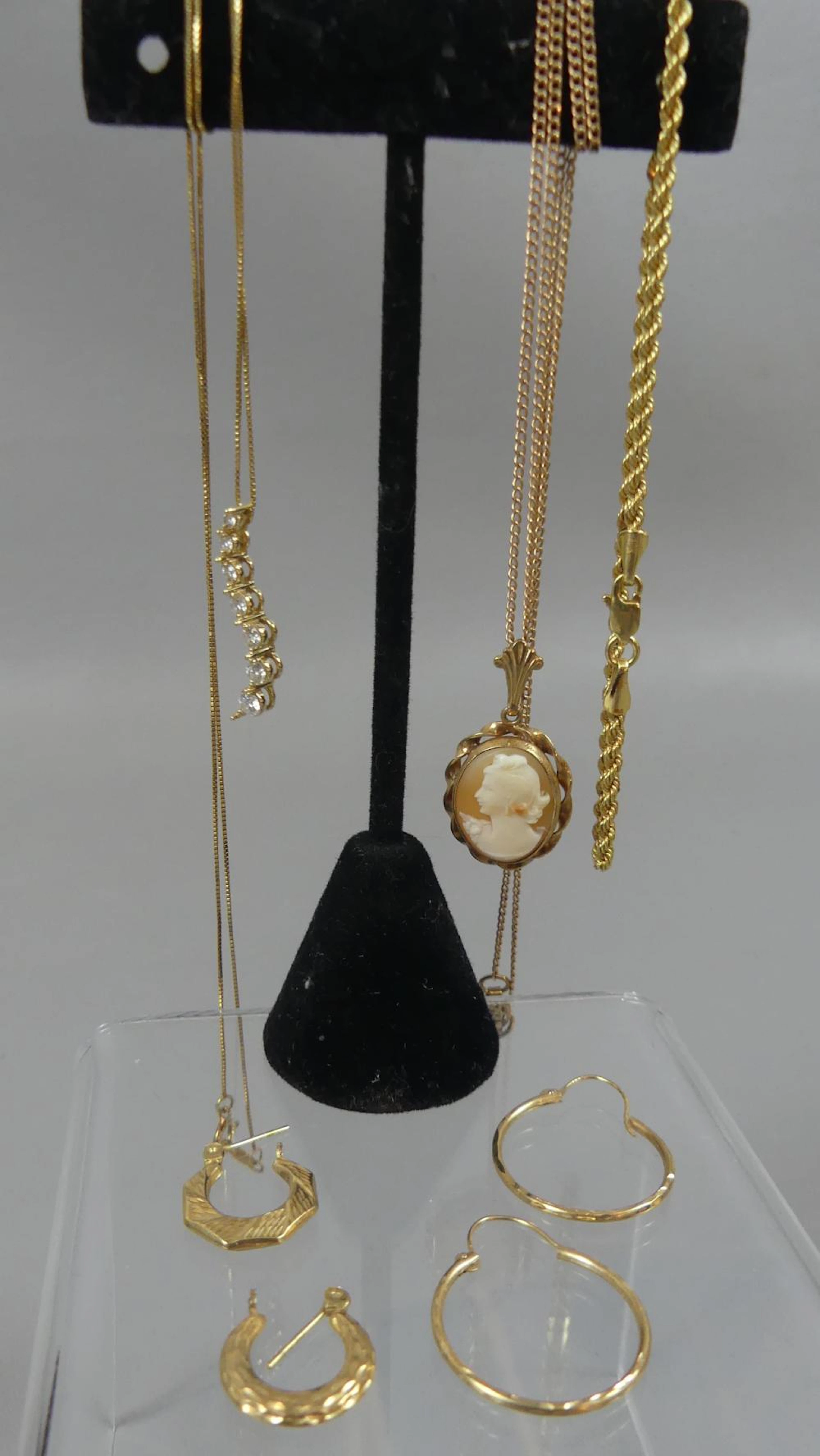 LOT ASSORTED GOLD JEWELRY