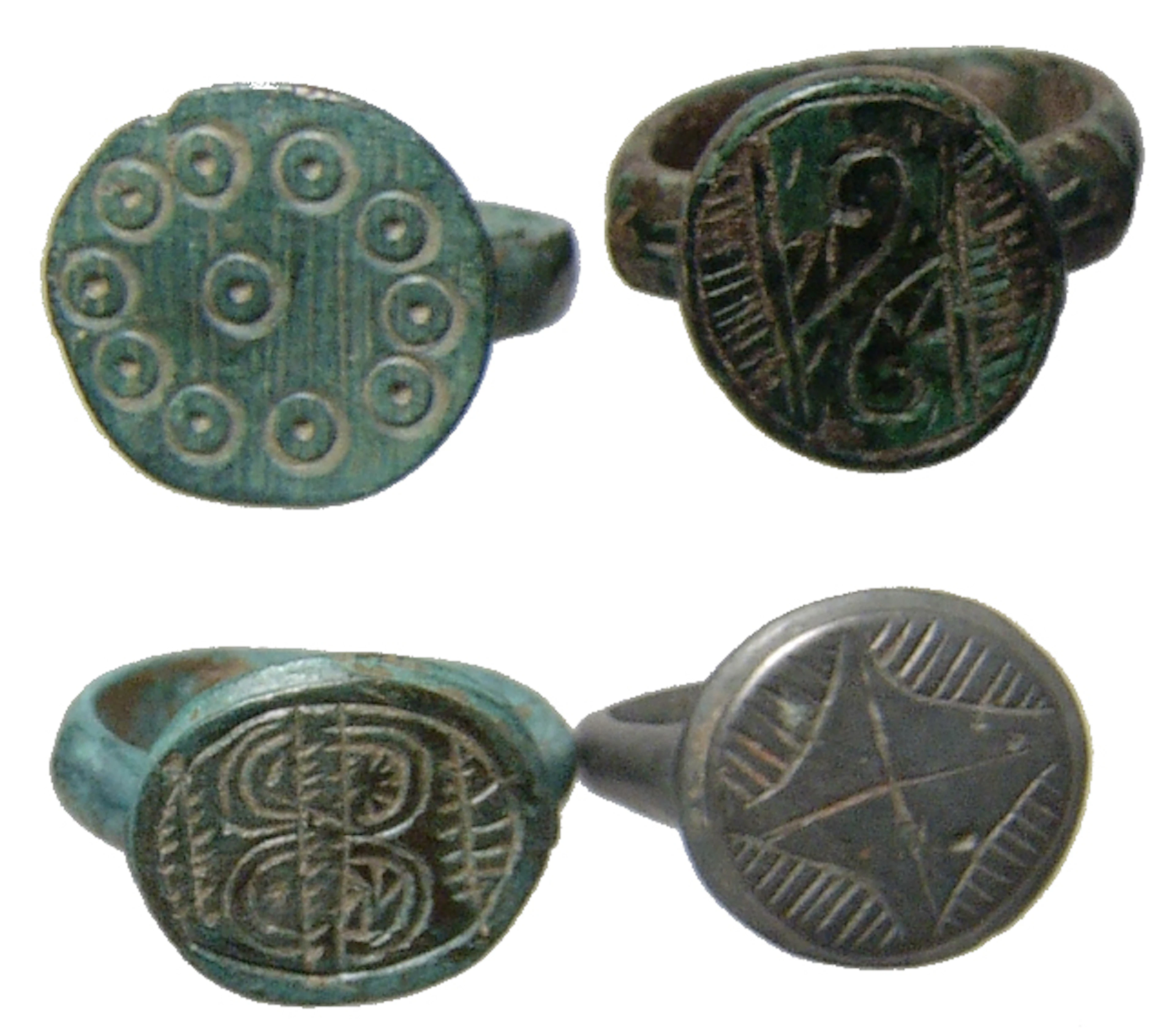A lot of 4 Roman ? Medieval rings