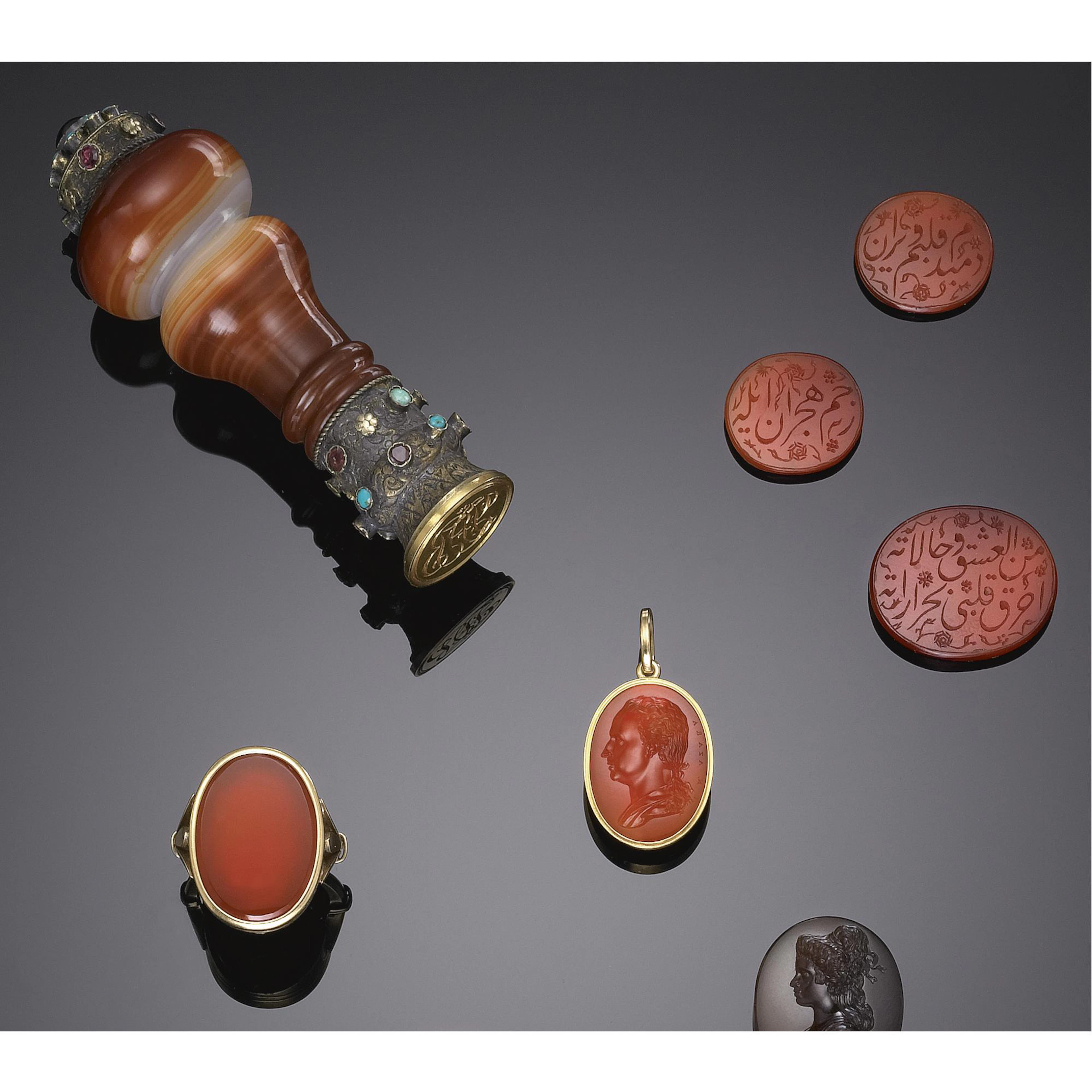 Sigillo in oro, agata, turchesi, ametiste e granato, anello in oro e corniola e corniole incise