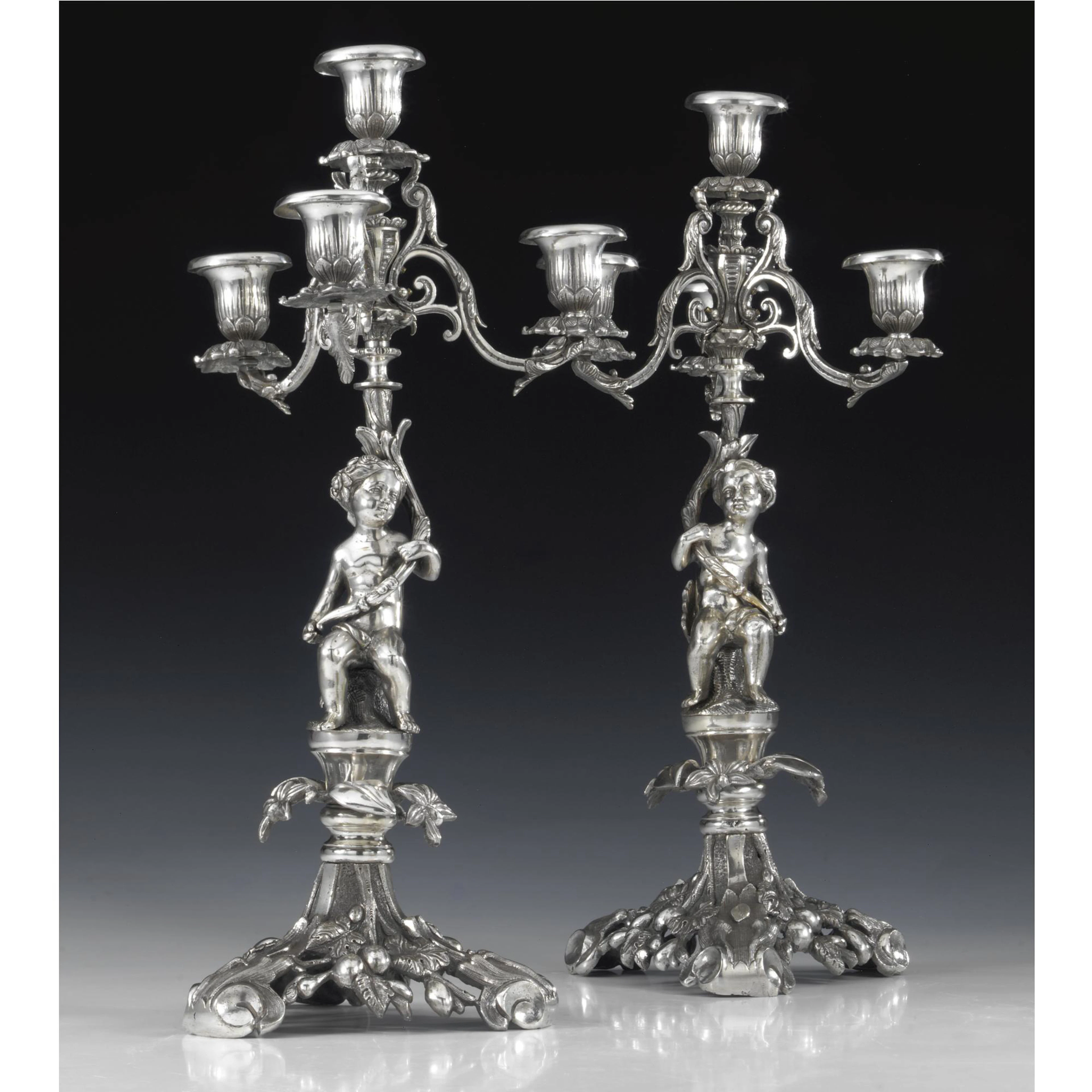 PAIO DI CANDELABRI IN METALLO ARGENTATO