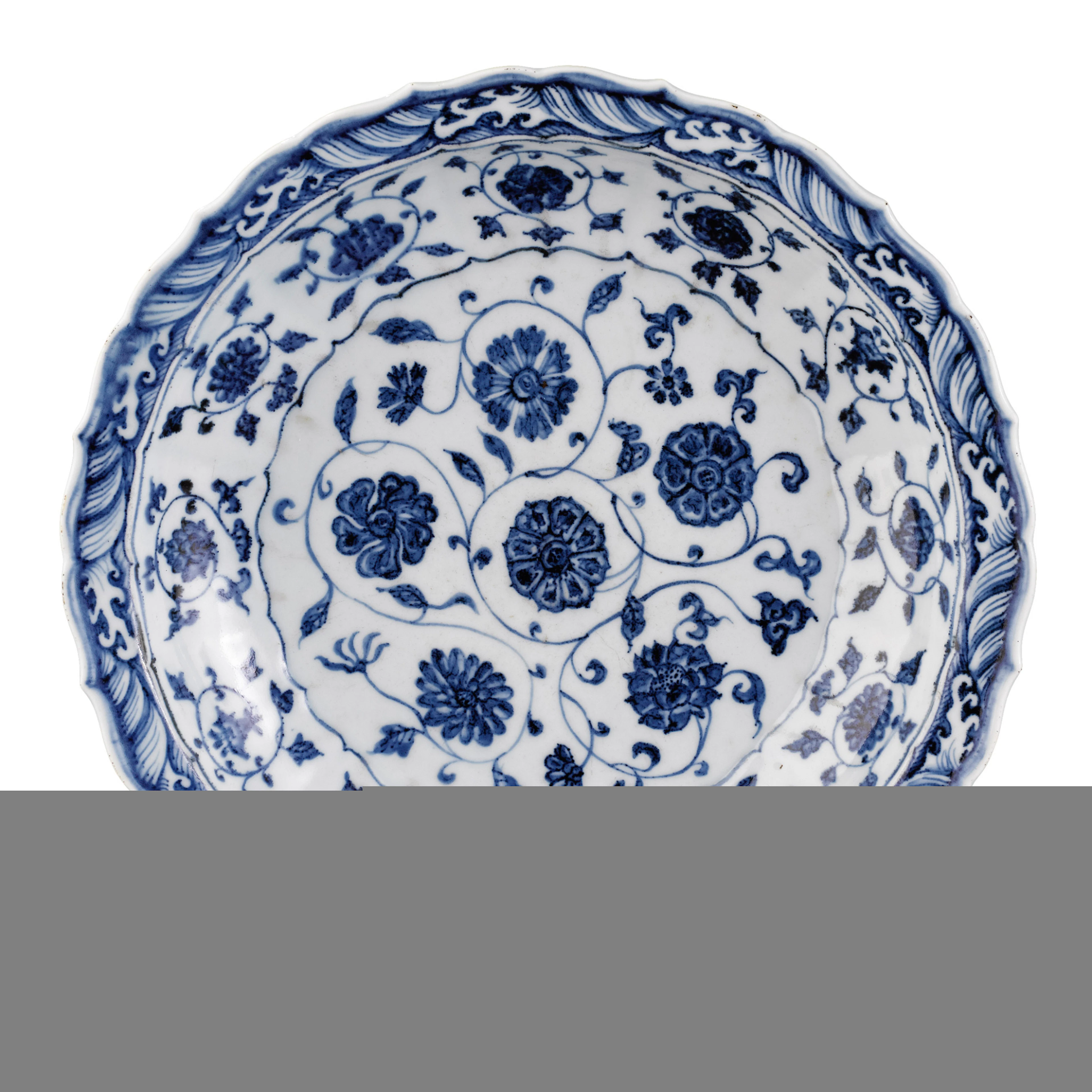 Plat en porcelaine bleu et blanc d'hibiscus, pivoines et camélias, Chine, époque Yongle 1403-1424