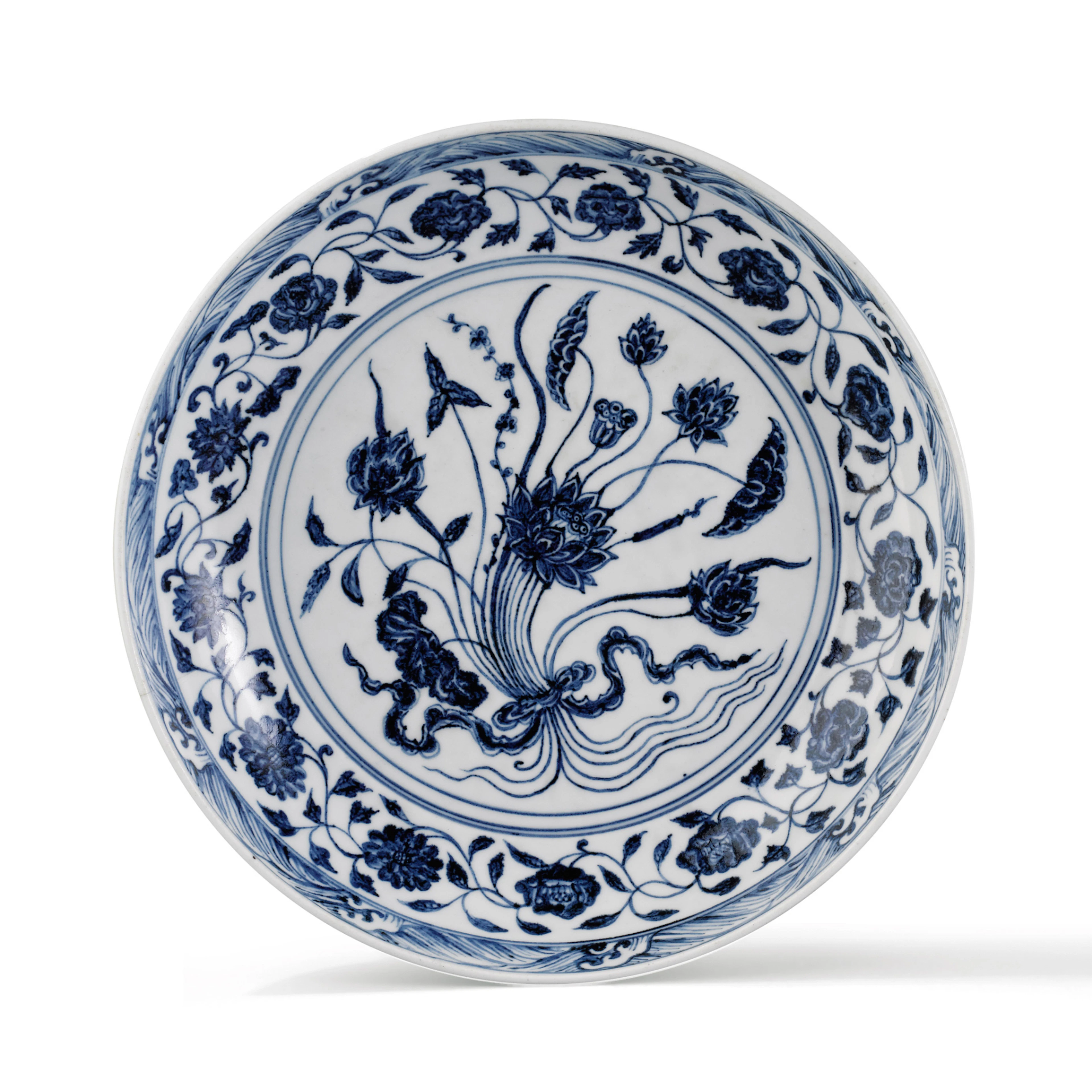 Plat en porcelaine bleu et blanc d'un bouquet de lotus Chine, époque Yongle 1403-1424
