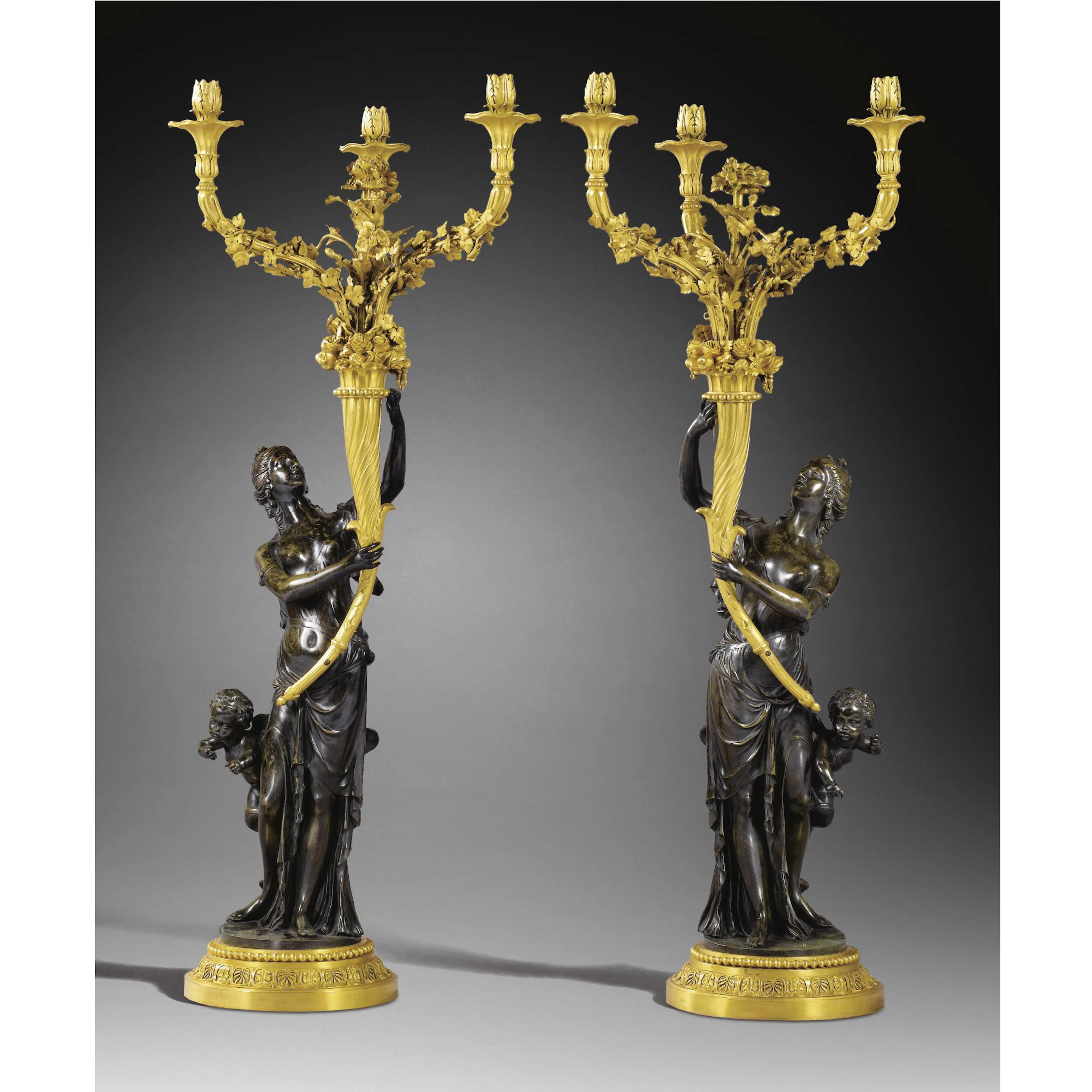(2)Paire de candélabres aux femmes antiques en bronze patiné et doré, XIXe siècle