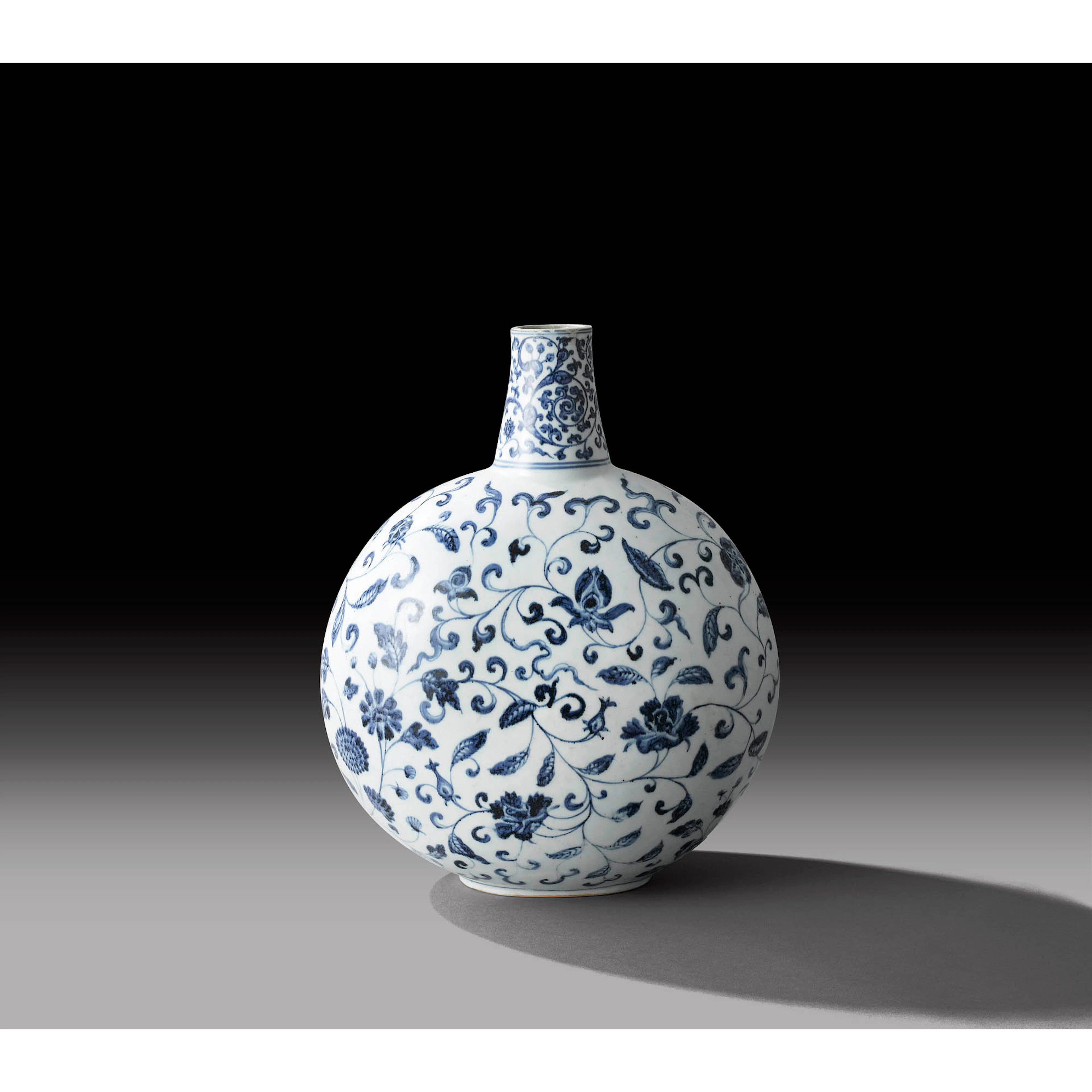 Rare flasque à décor bleu et blanc ; Chine, dynastie Ming, époque Yongle (1403-1424) ; 43 cm