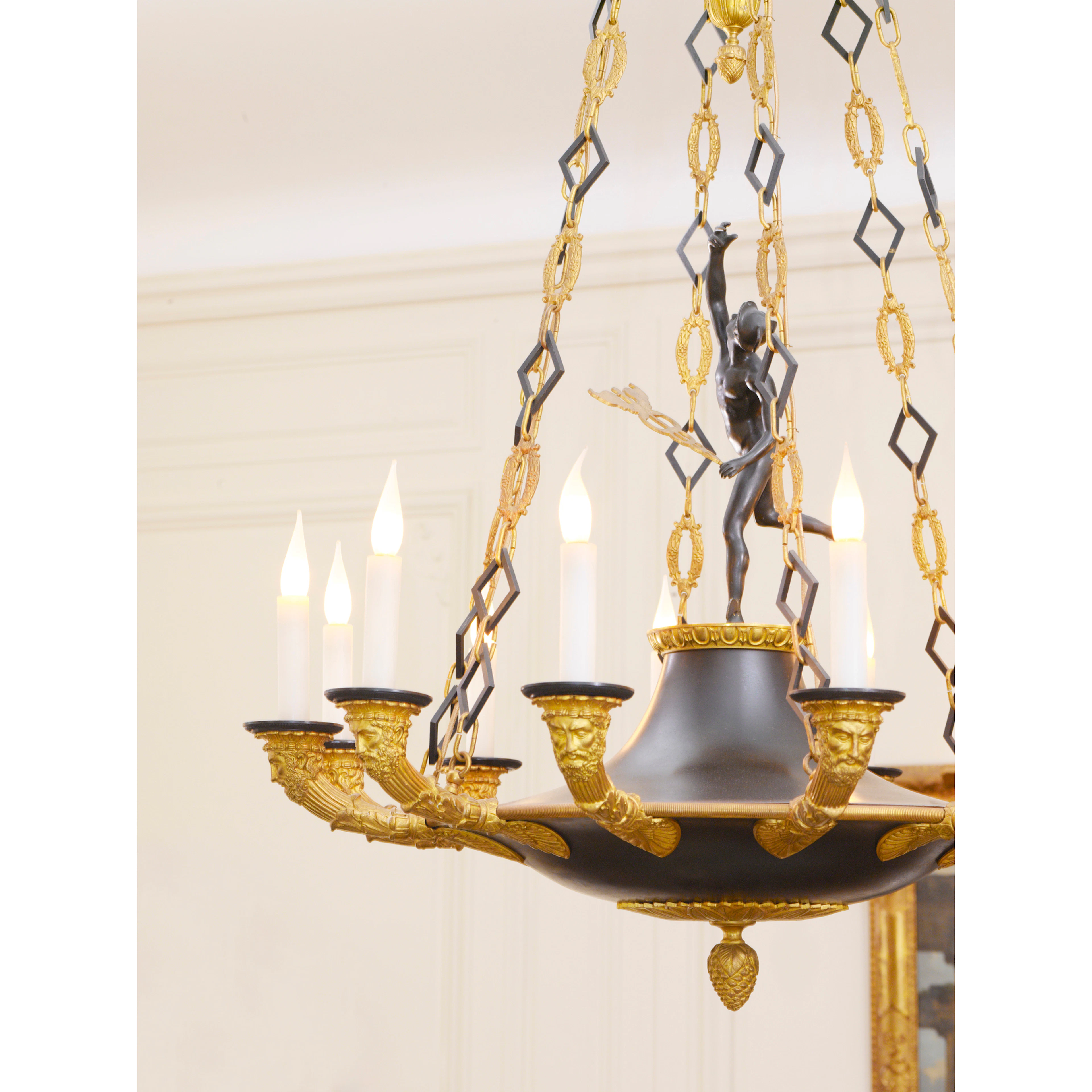 Lustre en bronze patiné et doré d'époque Louis-Philippe à douze lumières Haut. 100 cm, larg. 86 cm