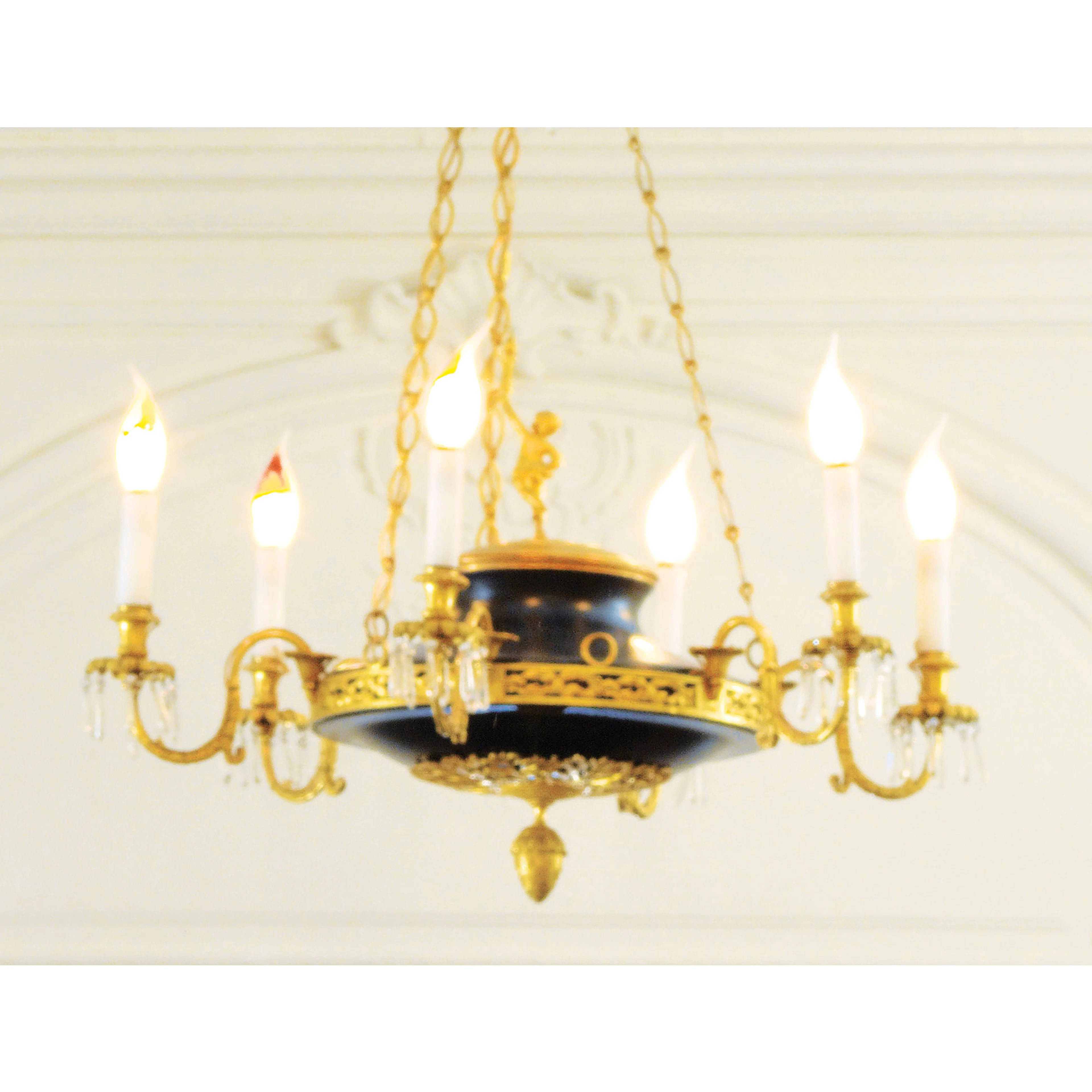 Lustre à six lumières en bronze patiné et doré, XIXe siècle monté à l'électricité Haut. 85 cm, larg. 70 cm