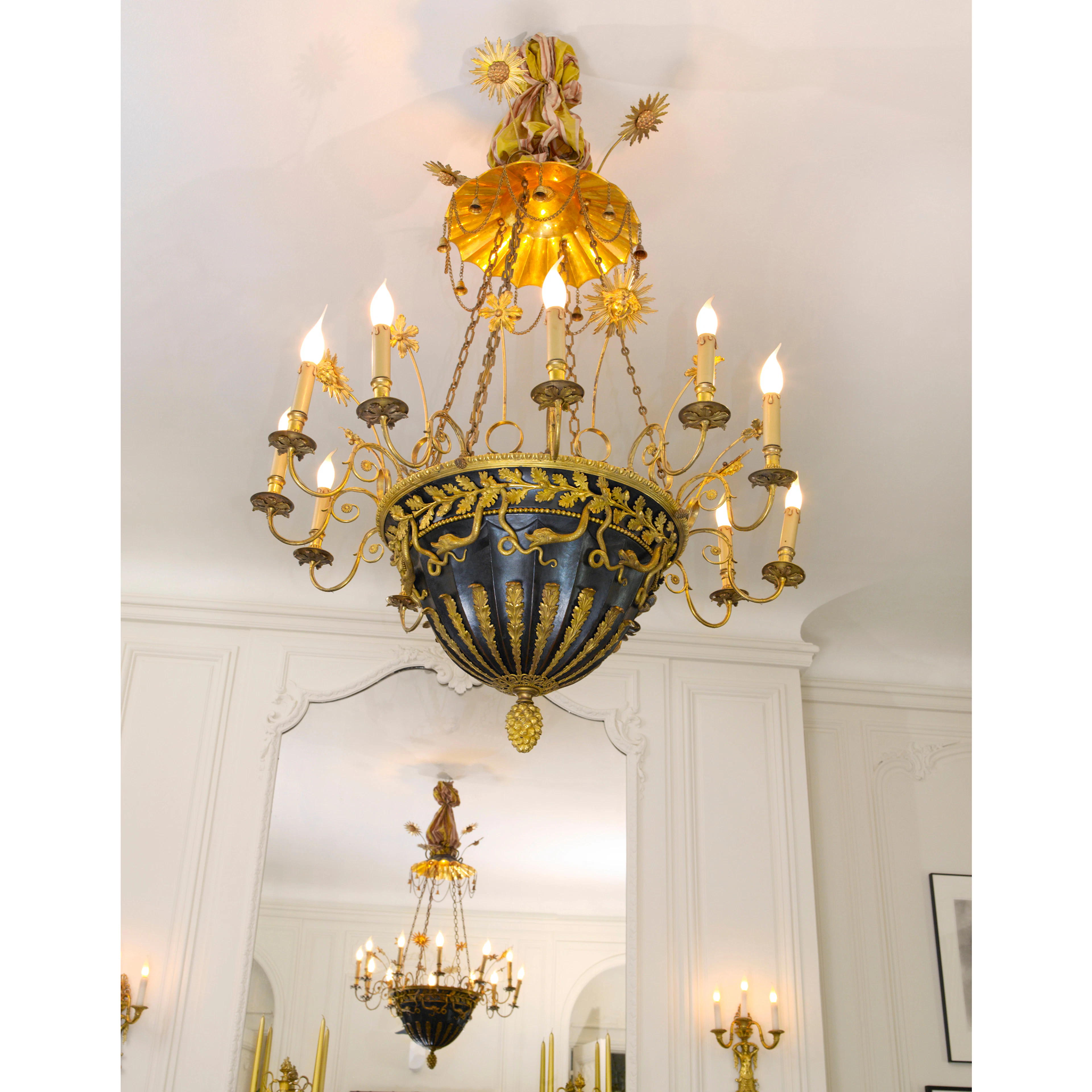 Grand lustre en tôle patinée et bronze doré, travail du nord de l'Europe fin du XVIIIe-dbt XIXe siècle