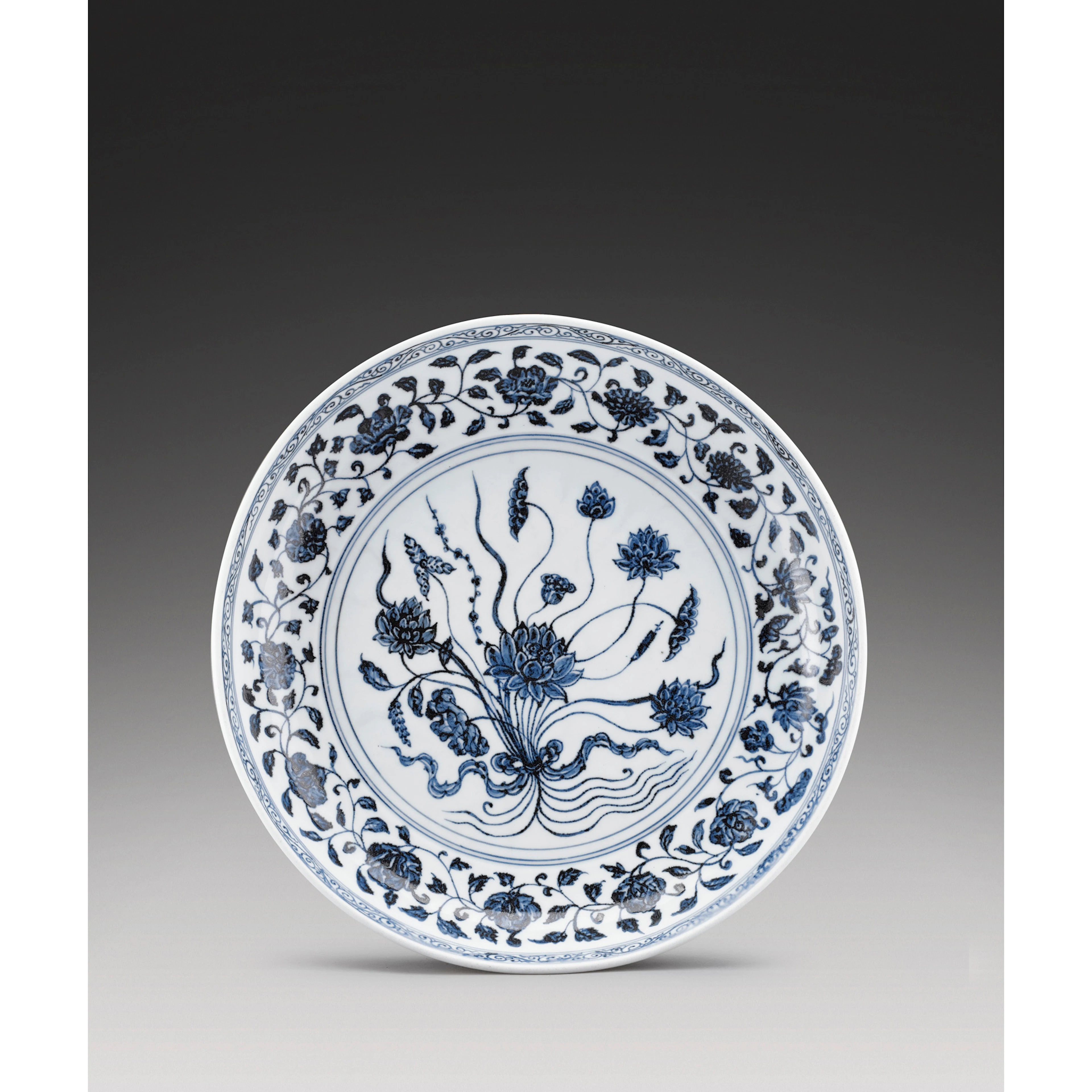Plat en porcelaine bleu blanc, Chine, dynastie Ming, époque Yongle (1403-1424) à décor d'un bouquet central