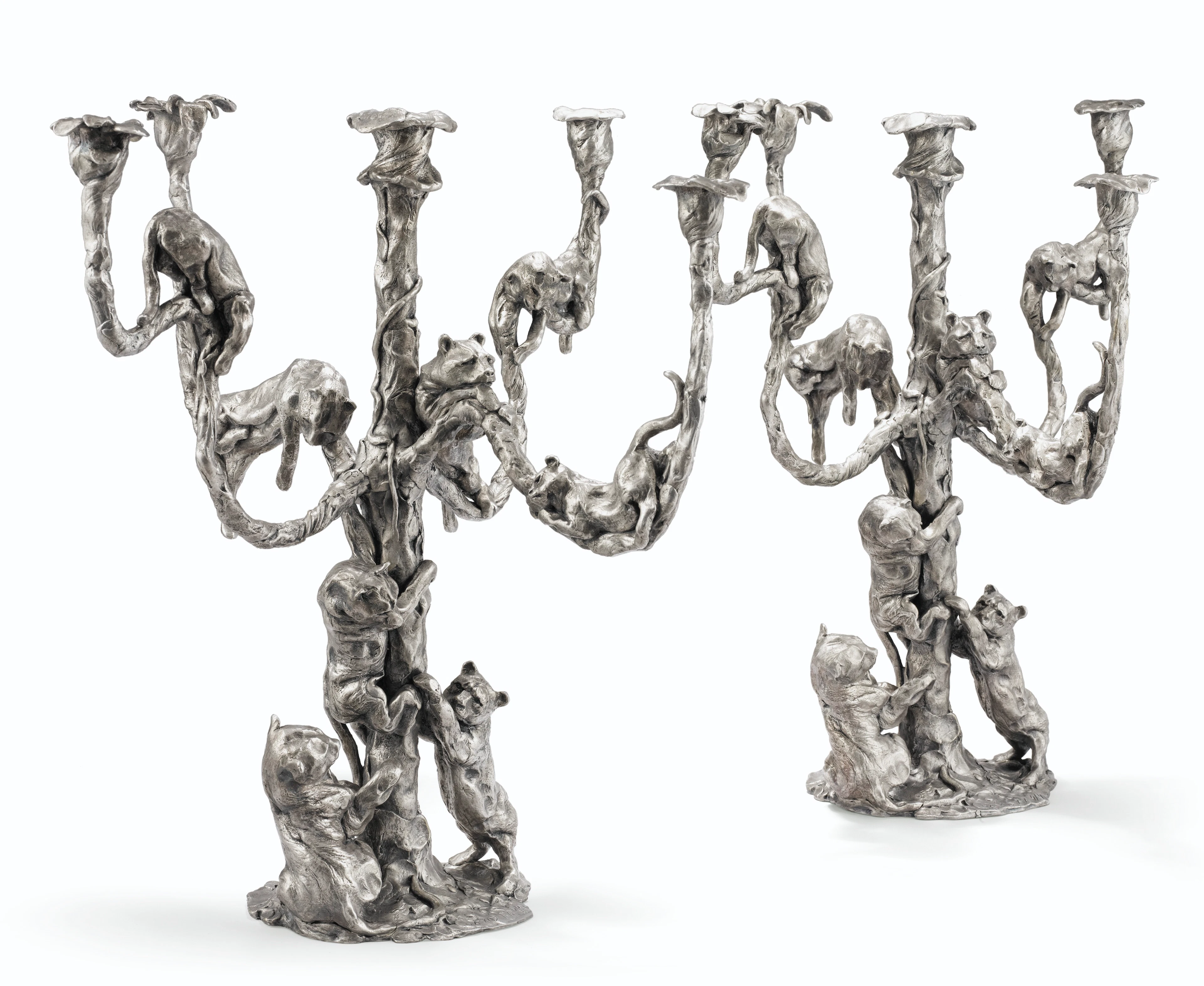 Paire de grands chandeliers à cinq lumières aux panthères en bronze argenté par José Maria David, Paris, moderne, signés DAVID E.A. 4/4