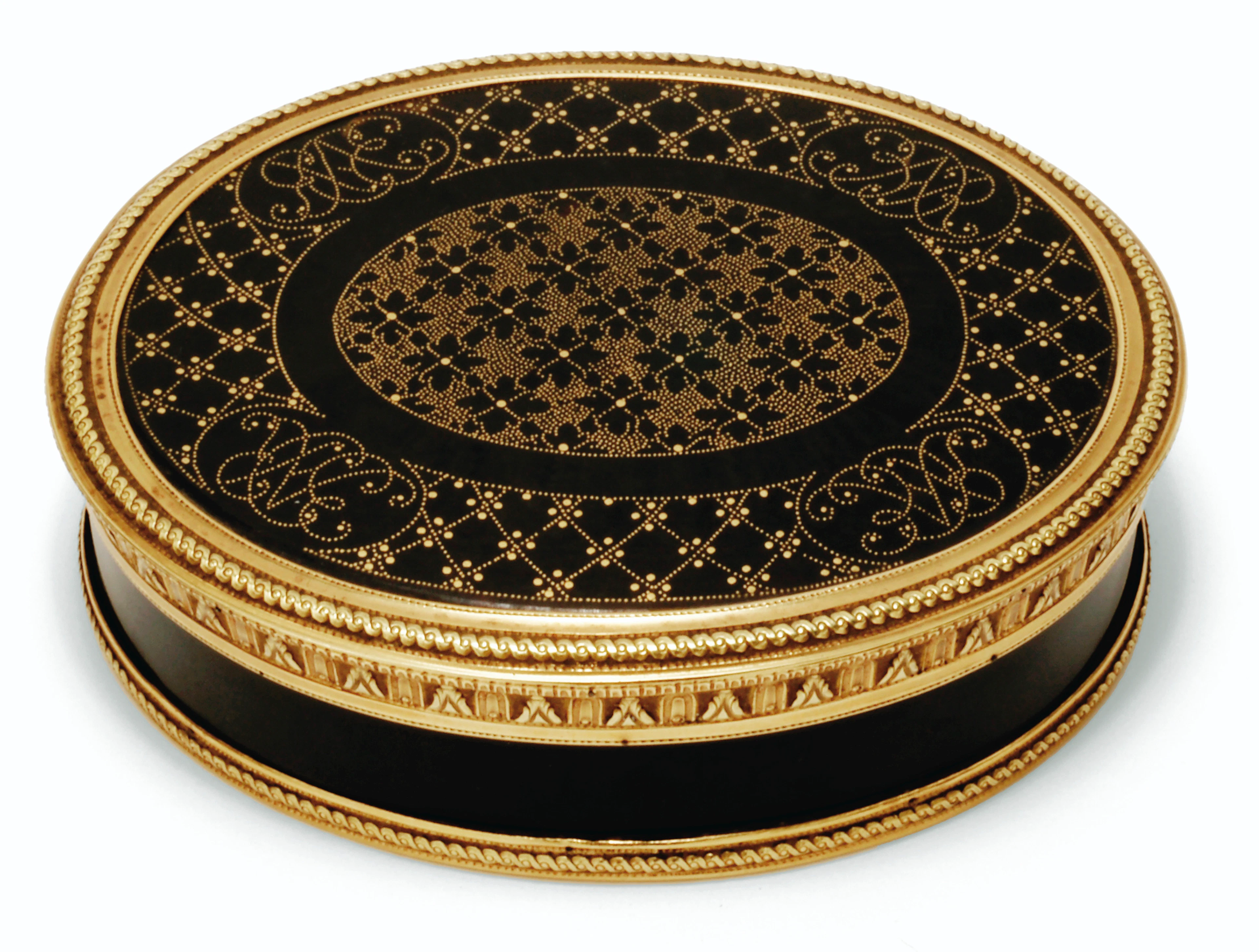 tabatière en écaille piquée d'or à monture en or de deux tons par Charles Ouizille, Paris, 1782, les panneaux vers 1720