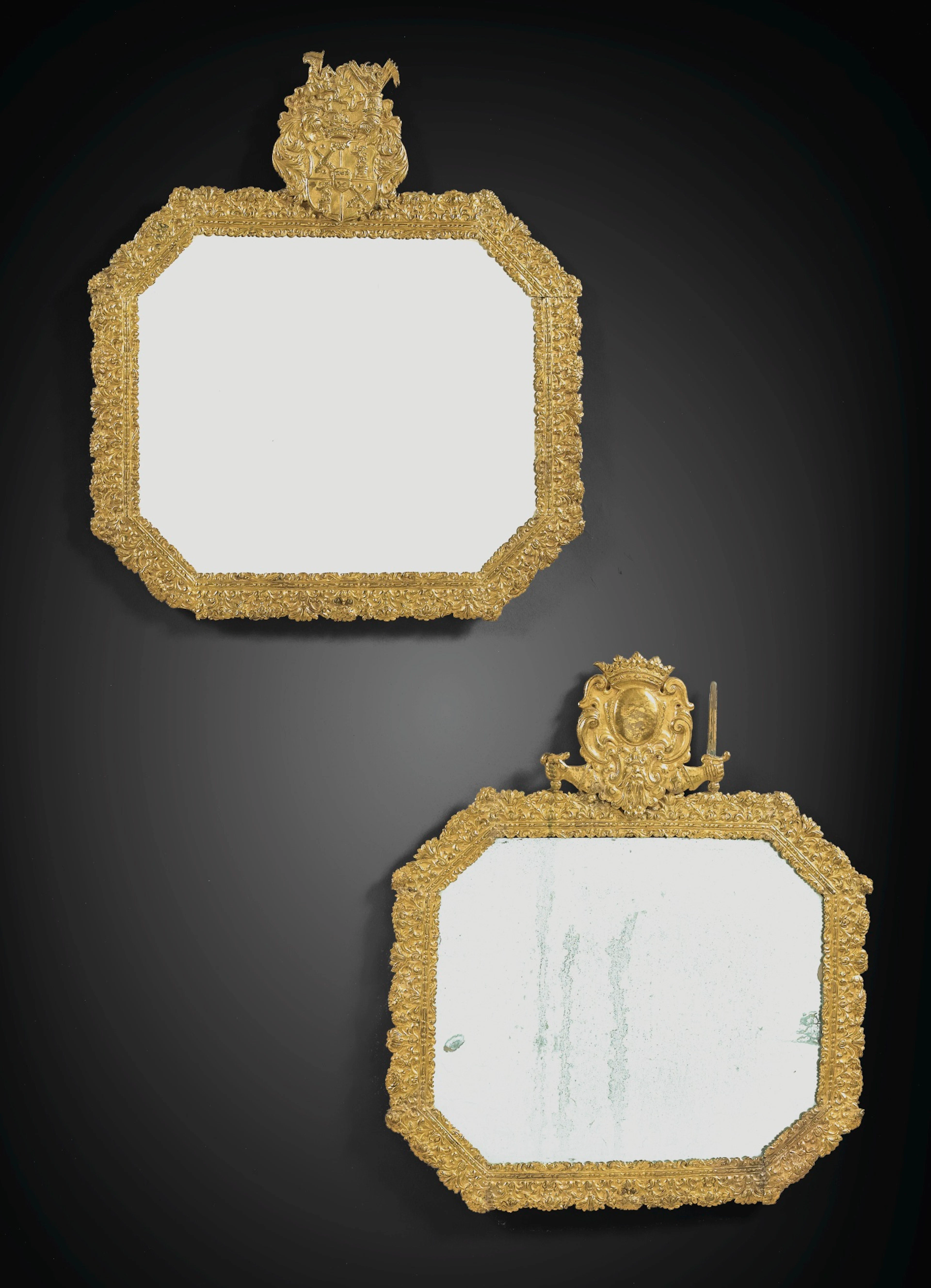Paire de miroirs en cuivre repoussé et doré, travail du nord de l'europe