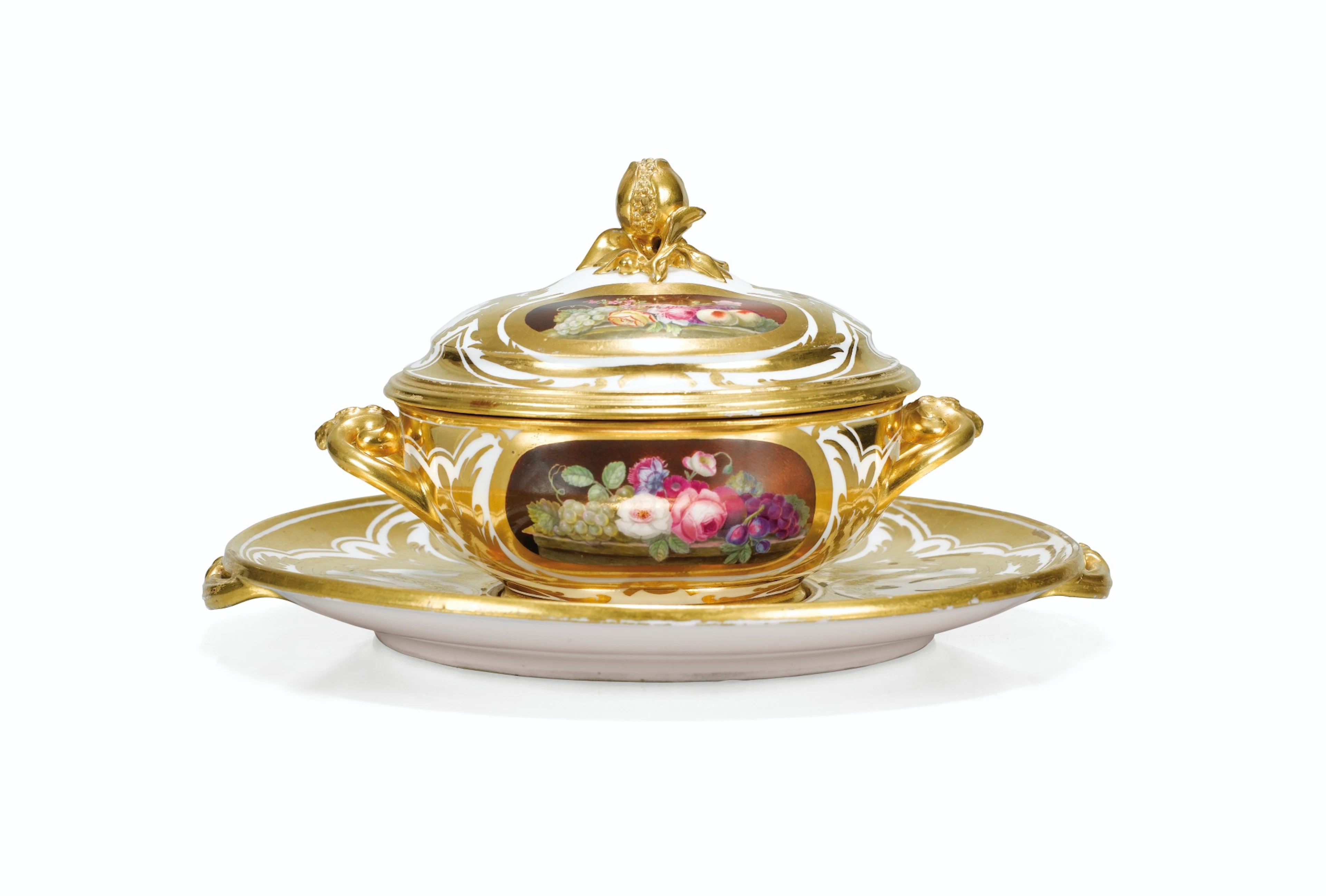 Ecuelle ronde couverte et son plateau circulaire en porcelaine dure