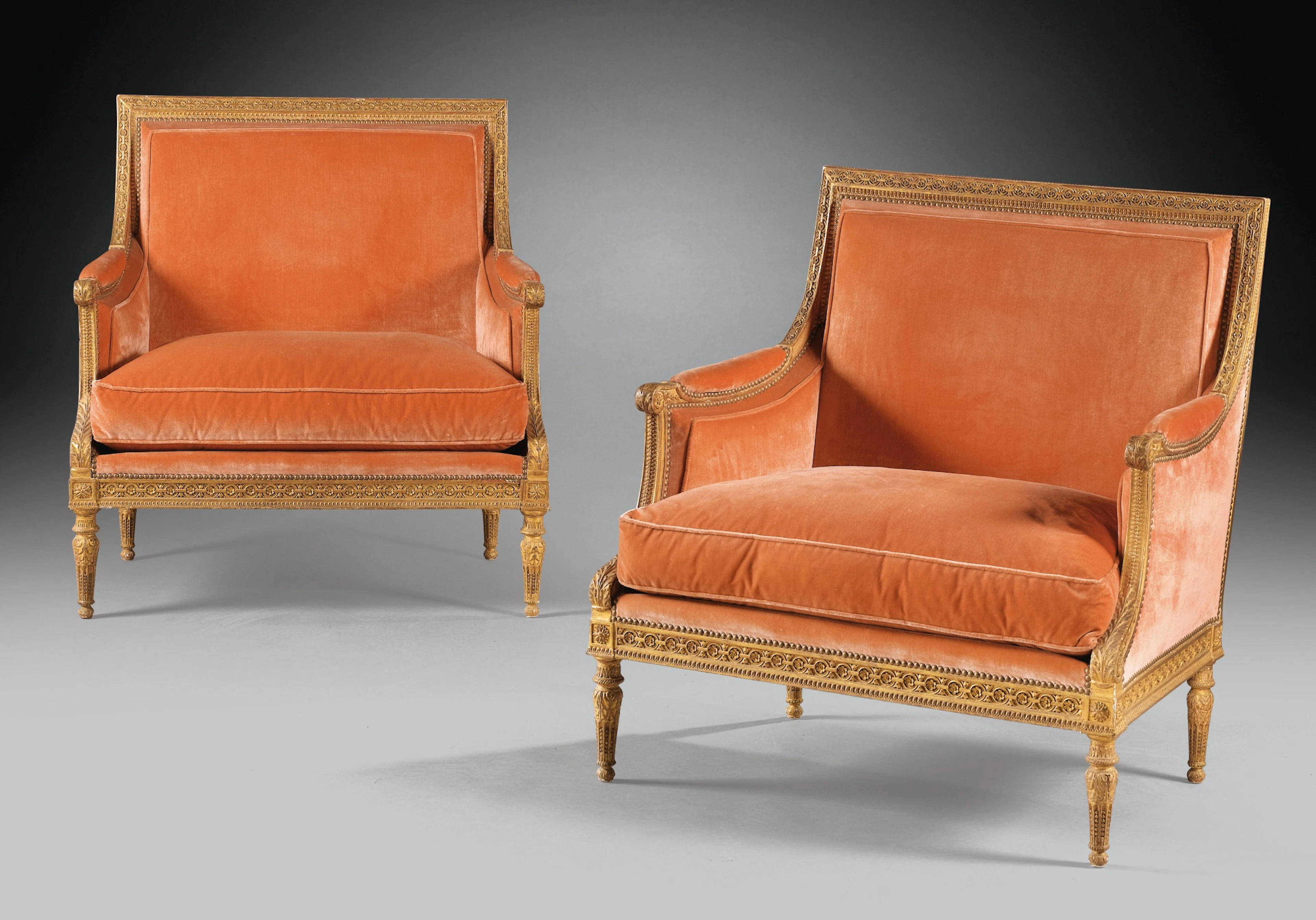 Importante paire de marquises à dossier plat ou causeuses en bergère