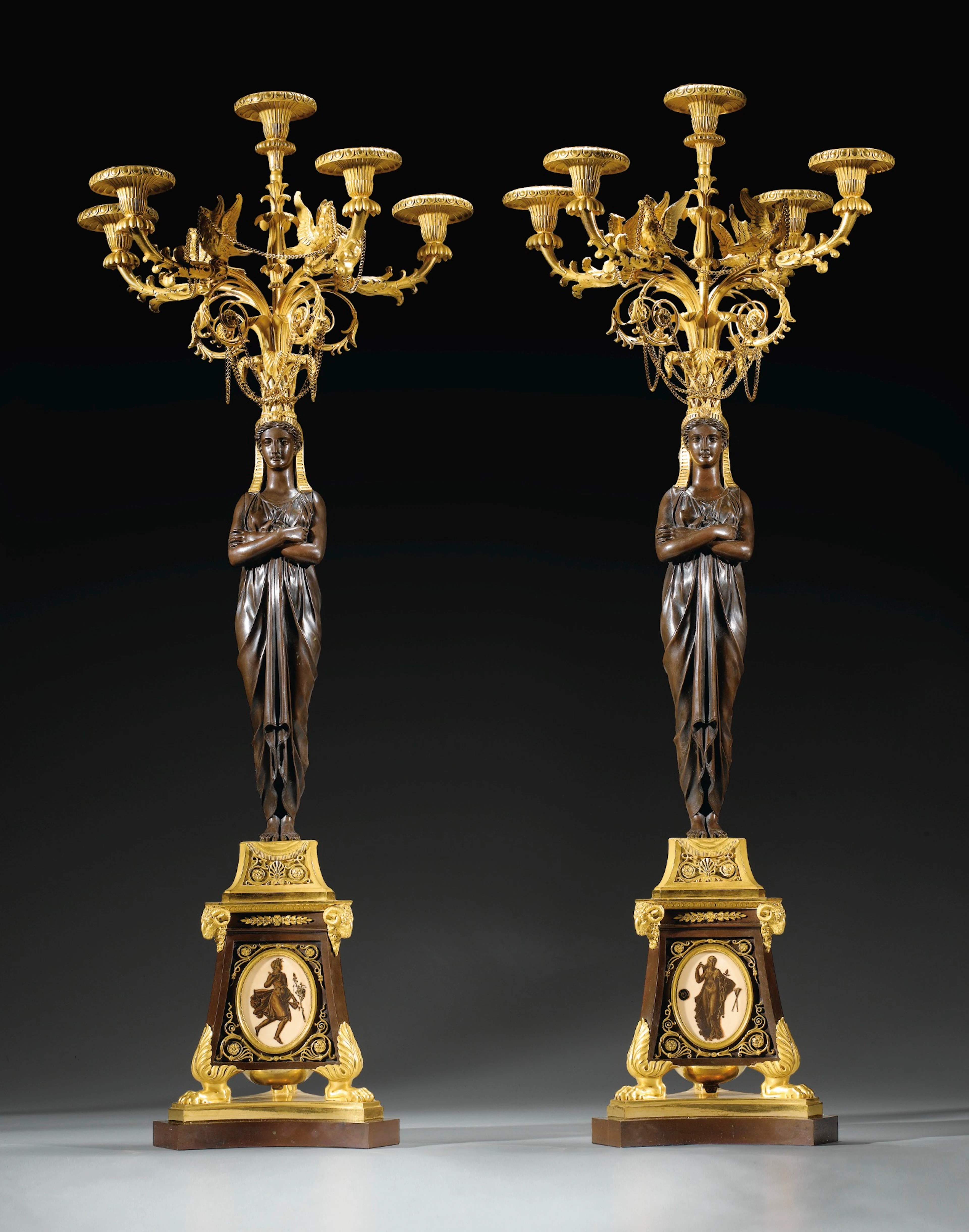 Paire de candélabres aux egyptiennes en bronze patiné et doré attribuée