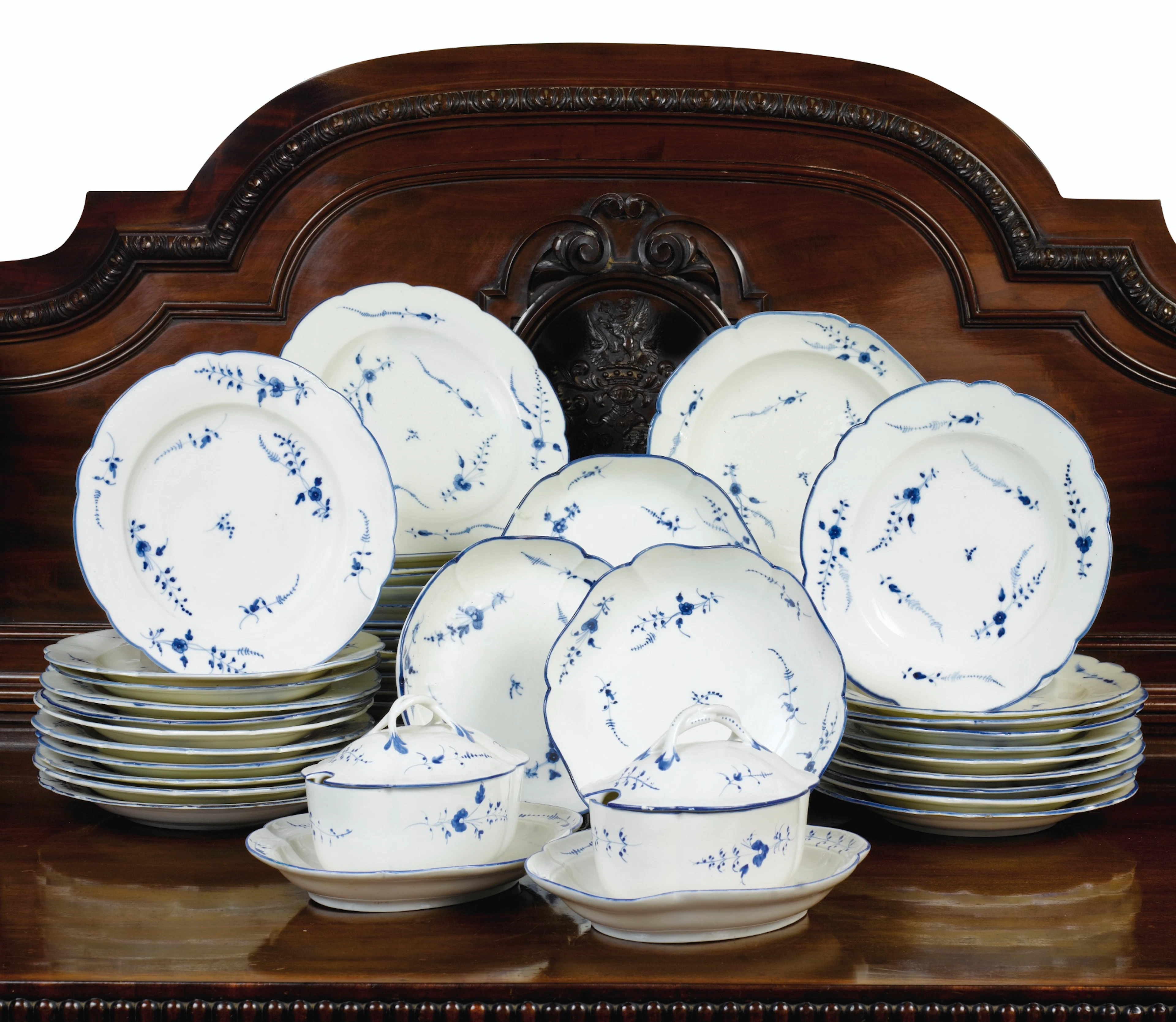 Partie de service en porcelaine tendre de chantilly du xviiie siècle