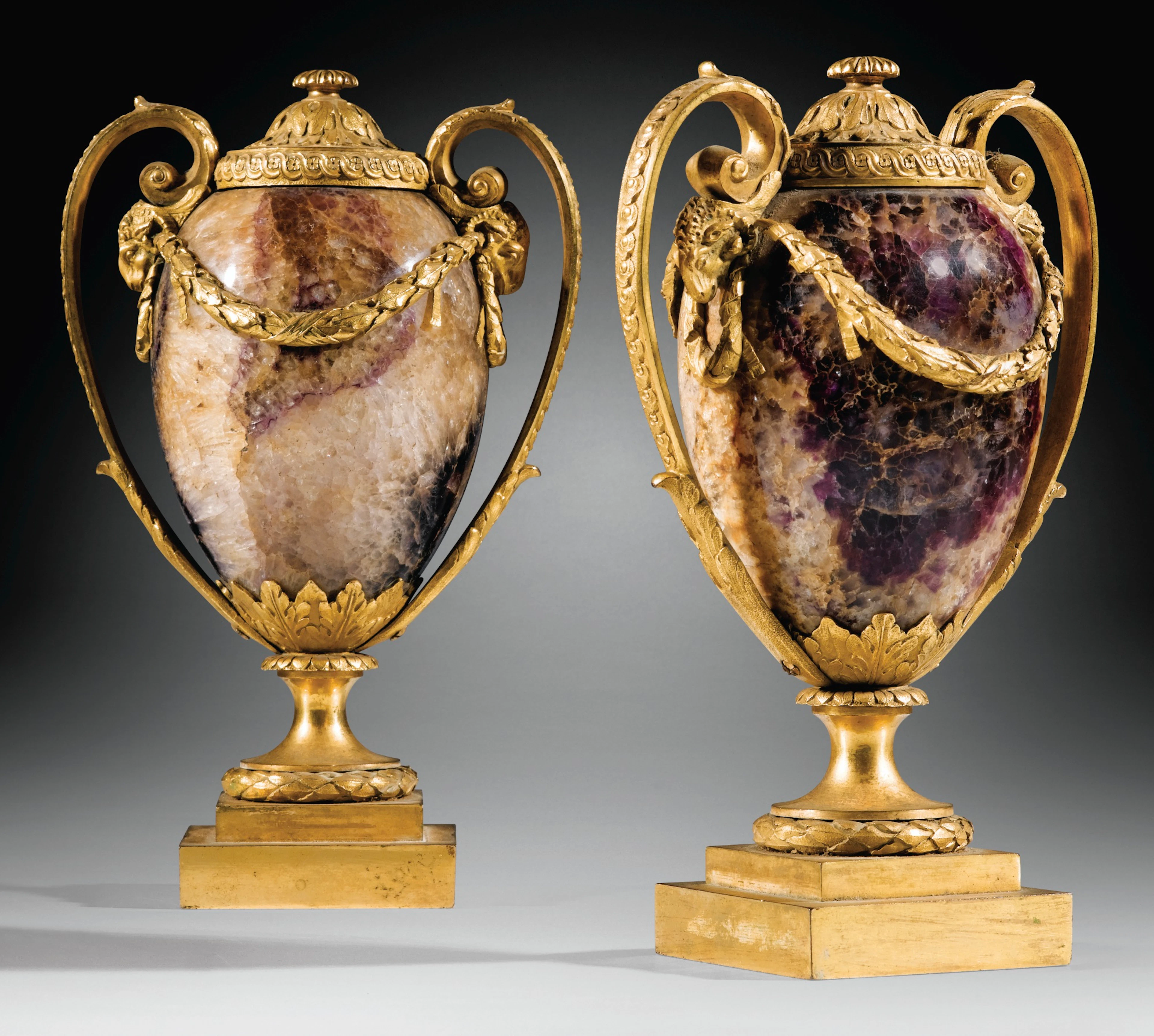 Paire d'urnes couvertes formant flambeaux en spath fluor et bronze