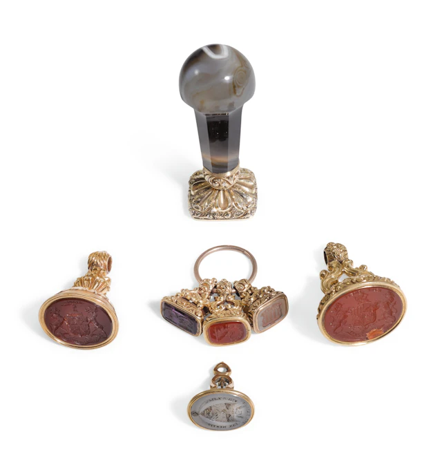 A GOLD AND HARDSTONE DESK SEAL AND SIX FOB SEALS, LATE 18TH TO MID