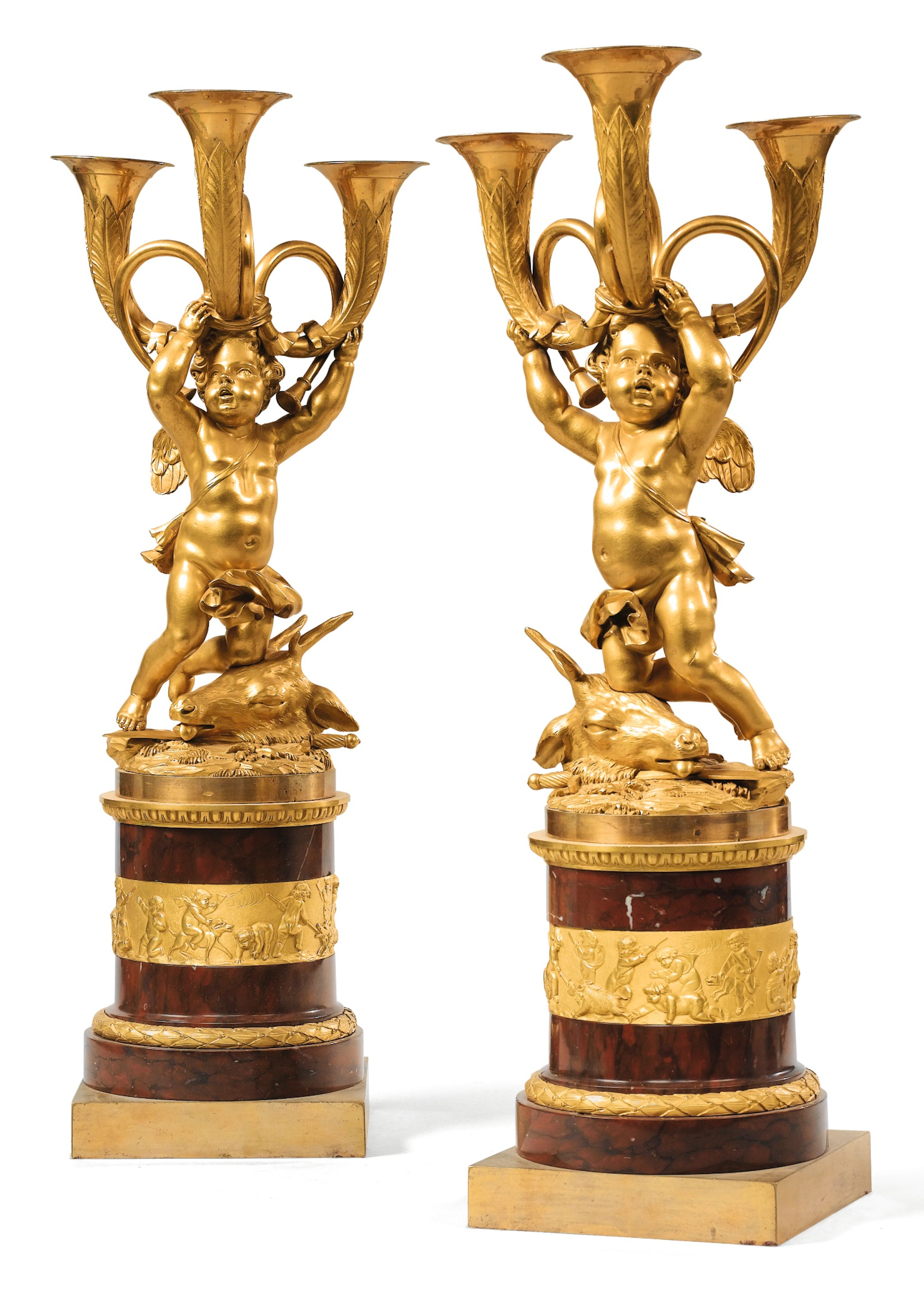 Paire de candélabres aux enfants chasseurs en bronze doré de la fin