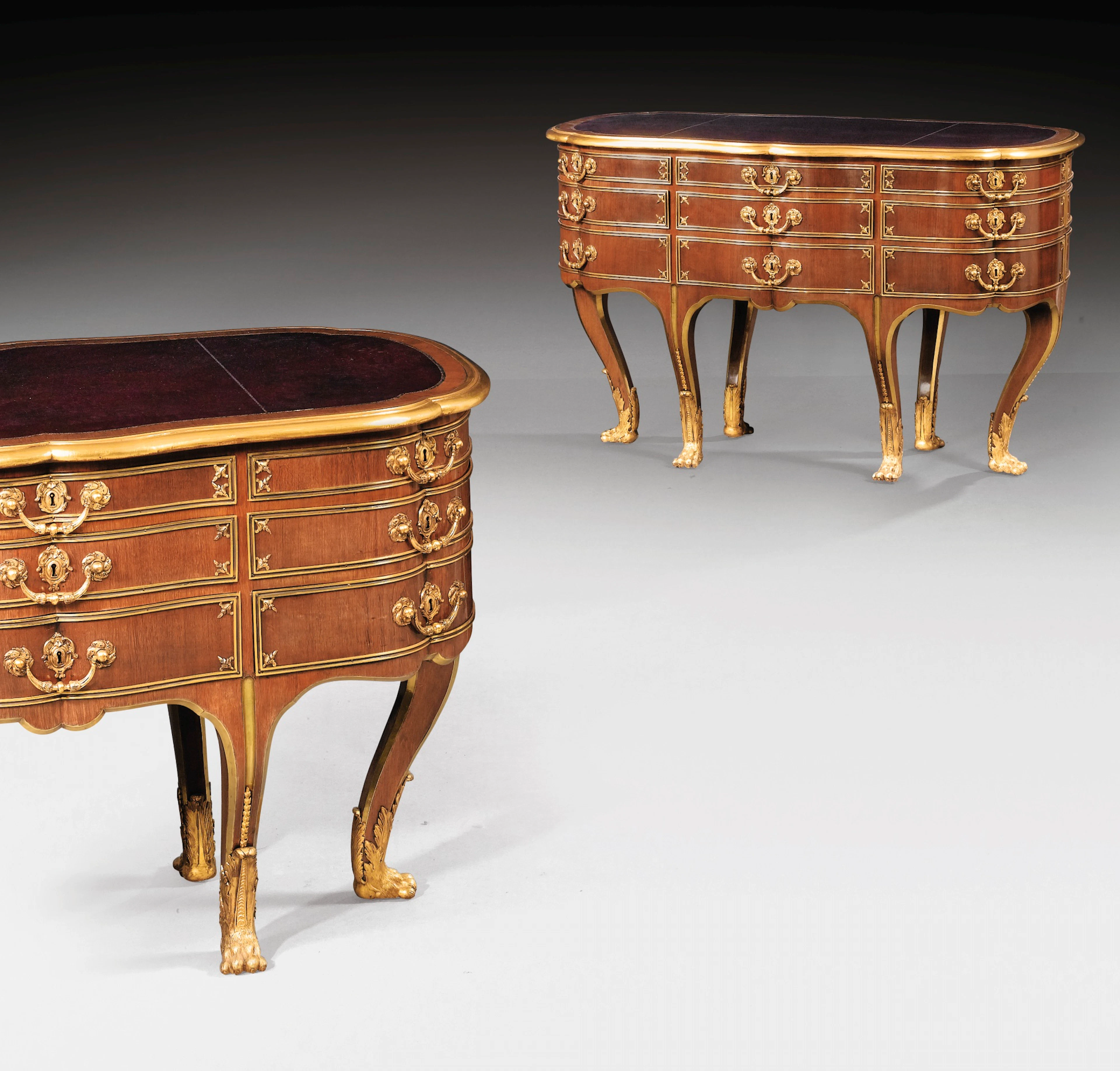 A PAIR OF GILT-BRONZE MOUNTED AMARANTH COQUILLERS IN RÉGENCE STYLE