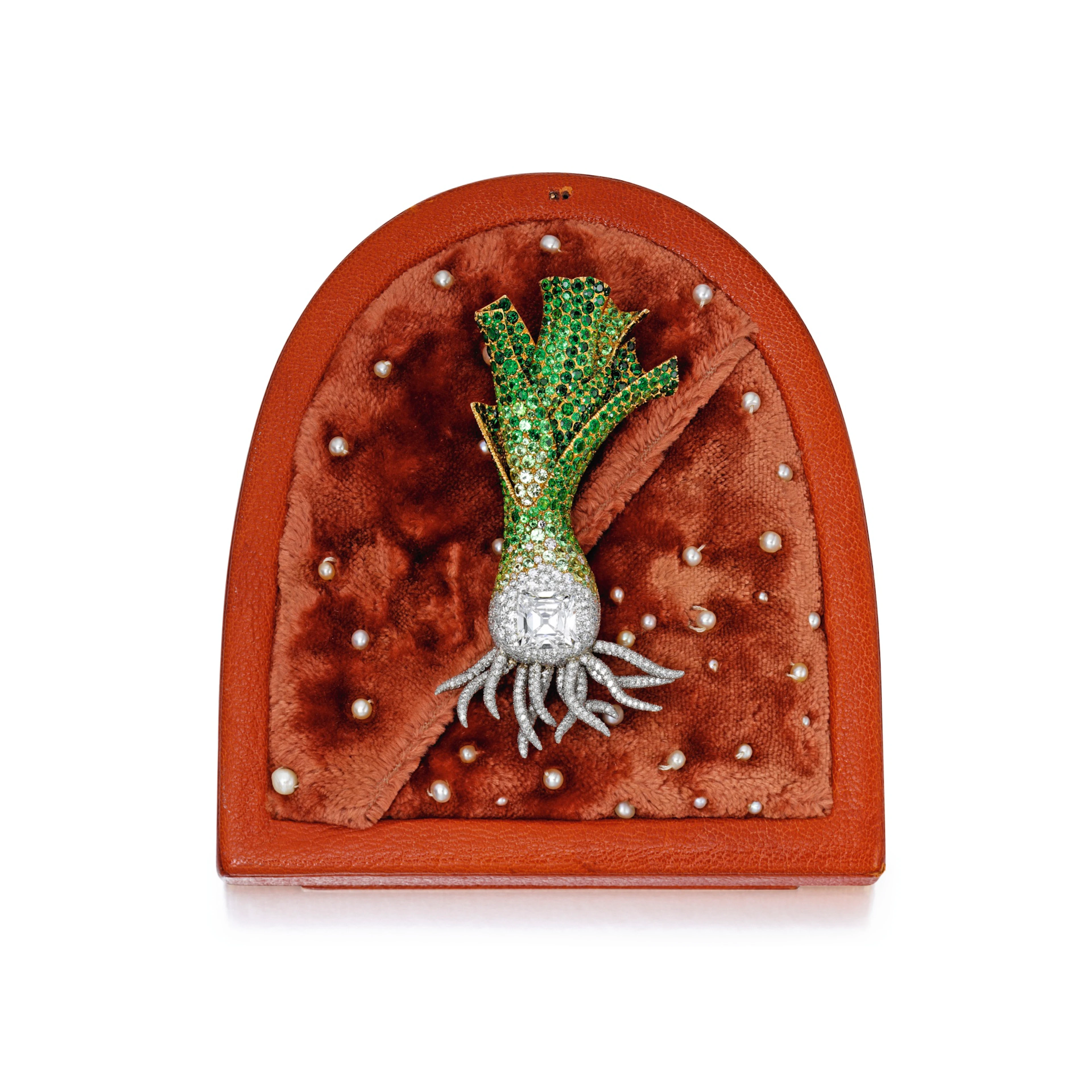 Diamond and green garnet brooch, jar, paris