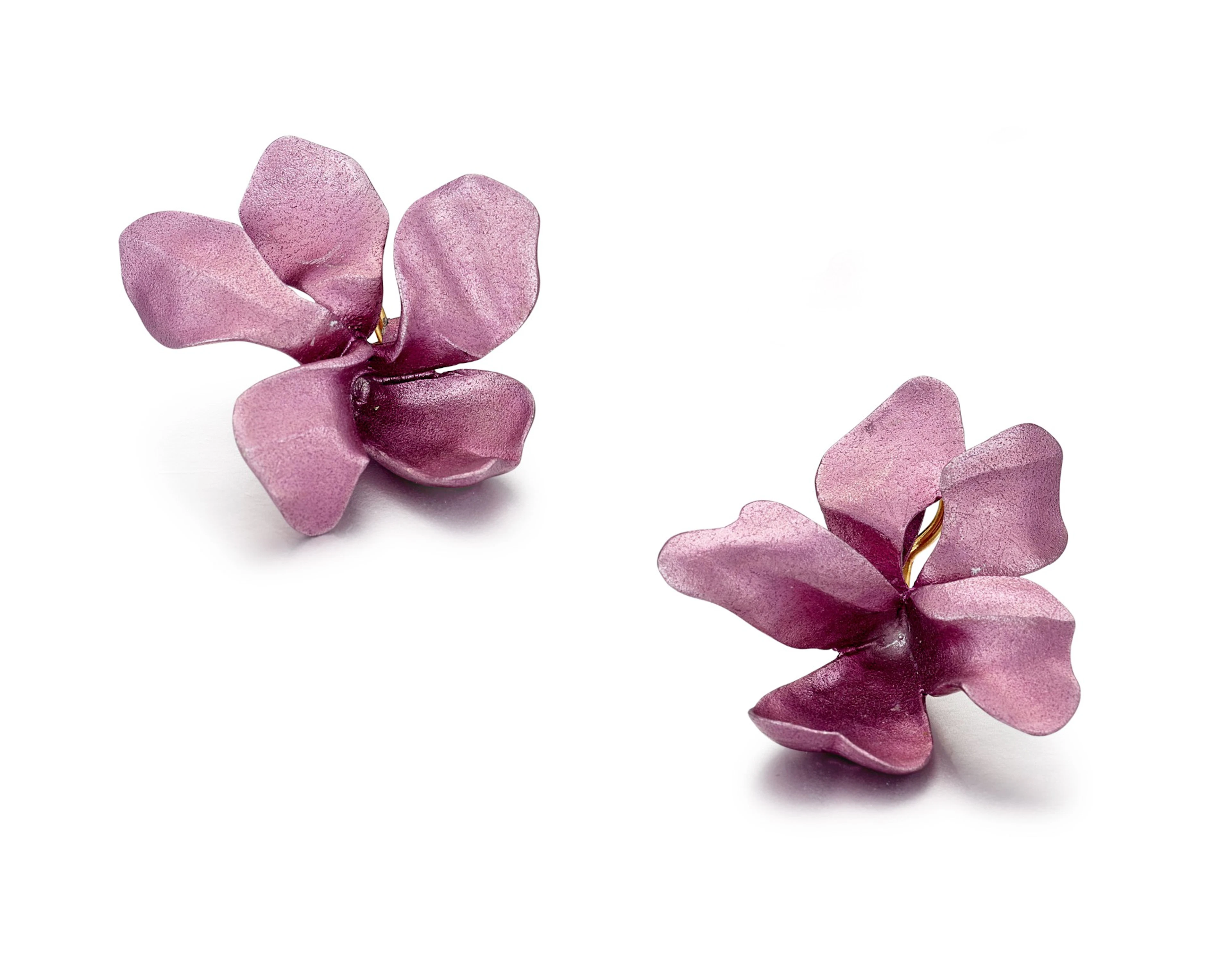 JAR | 'VIOLET' PAIR OF ALUMINUM EAR CLIPS | JAR | 'Violet' 鋁耳環一對