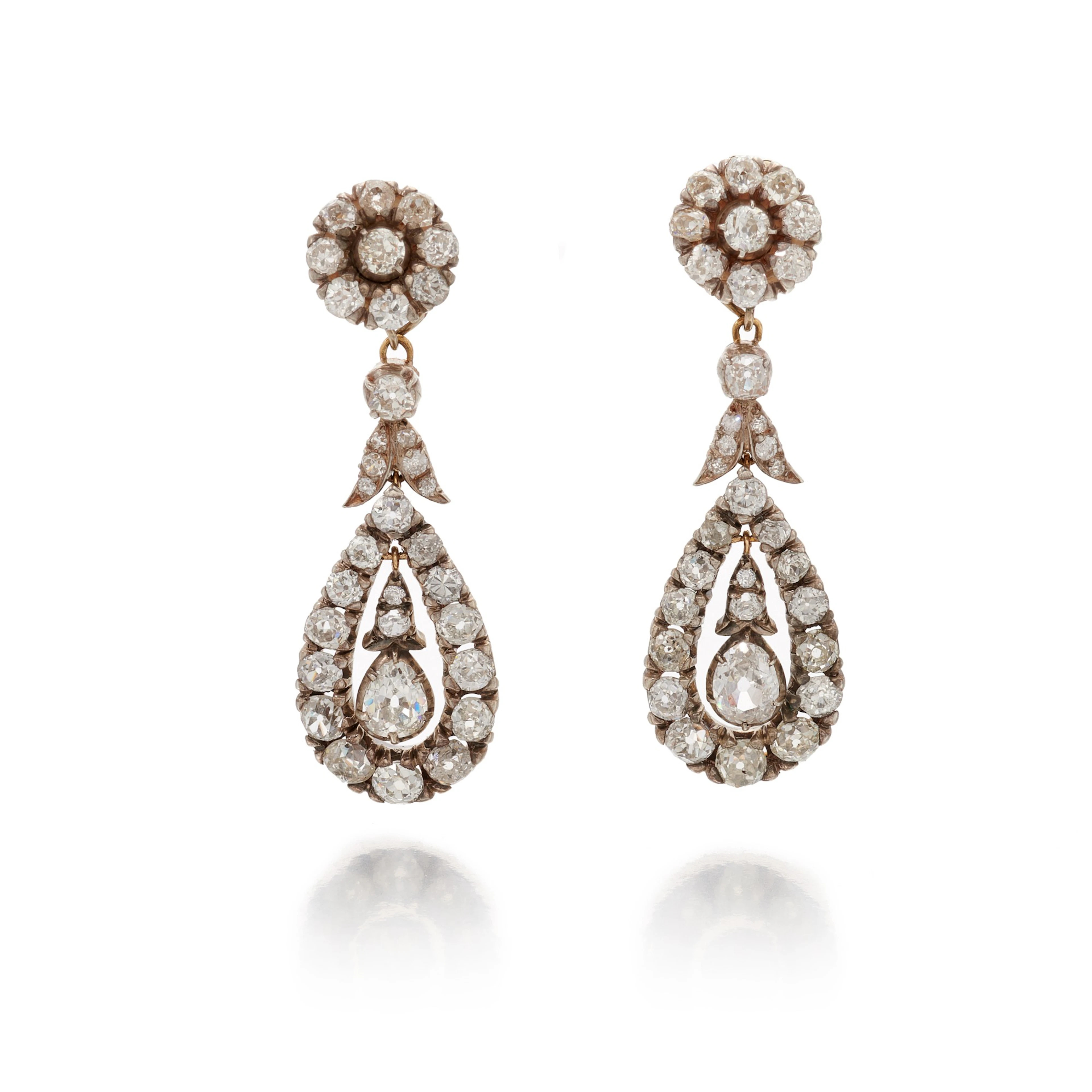 Pair of diamond pendent earrings (paio di orecchini pendenti in diamanti)