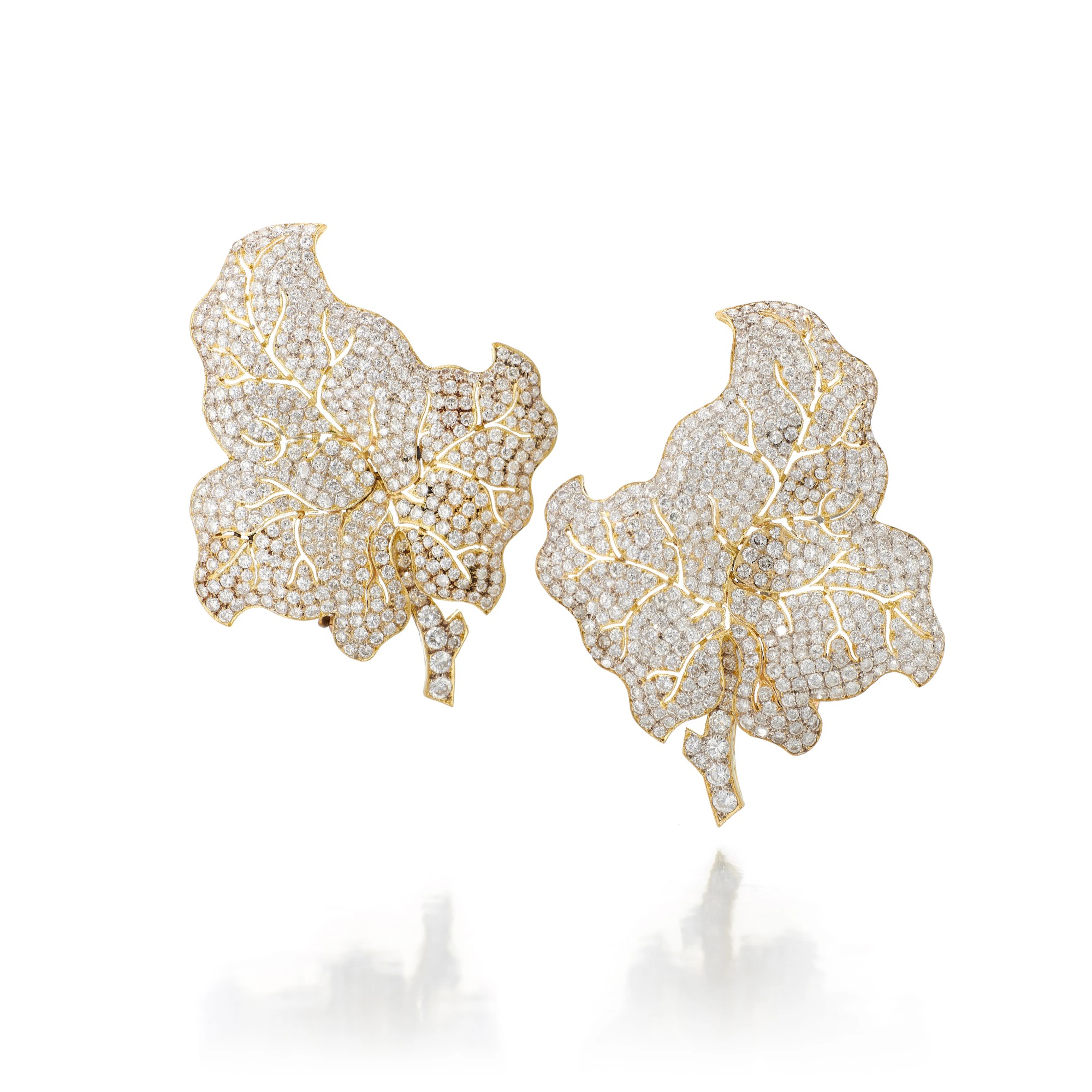 Buccellati | pair of diamond earrings (paio di orecchini in diamanti)