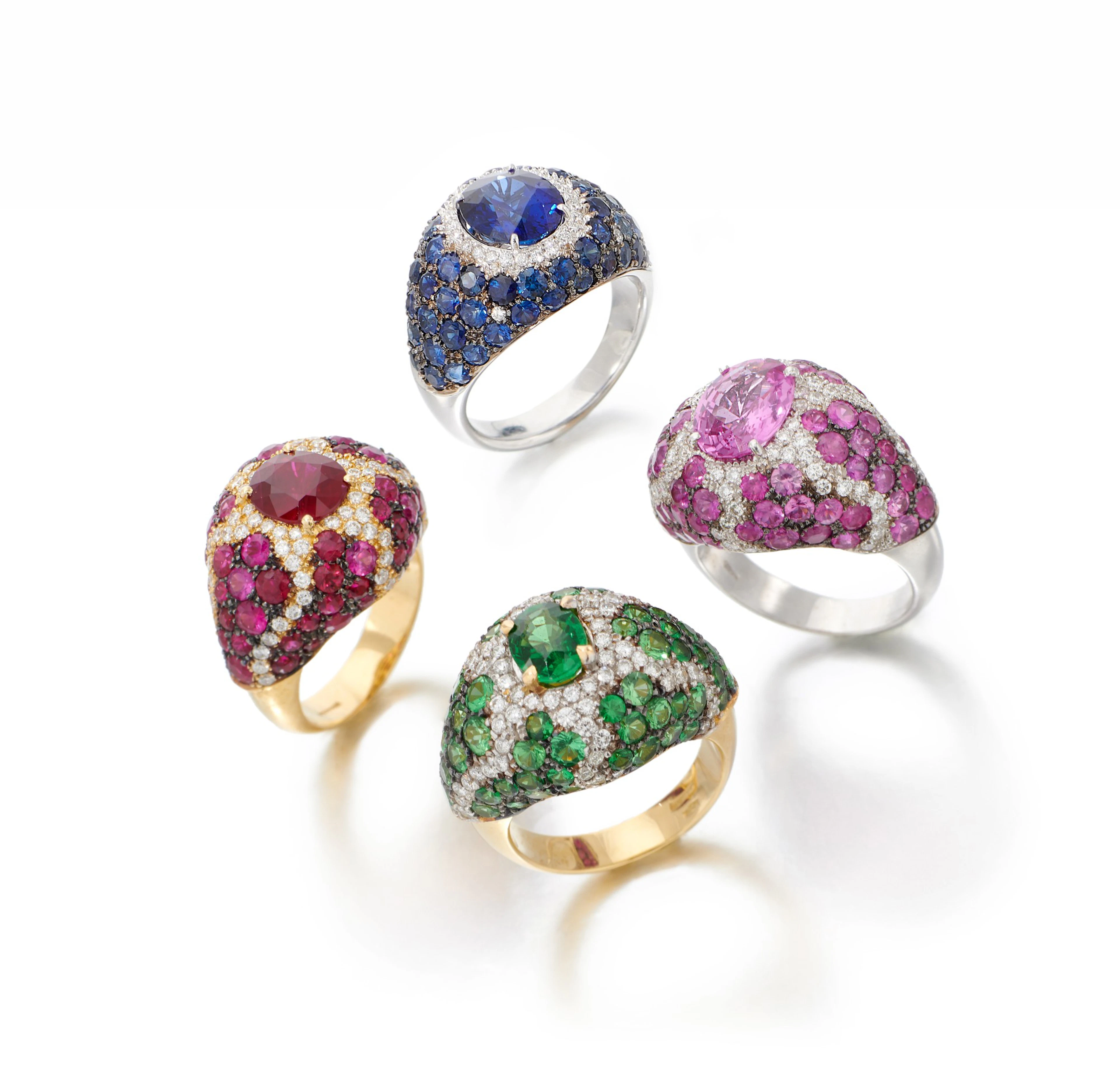 Four gem-set and diamond rings (quattro anelli con gemme di colore e diamanti)