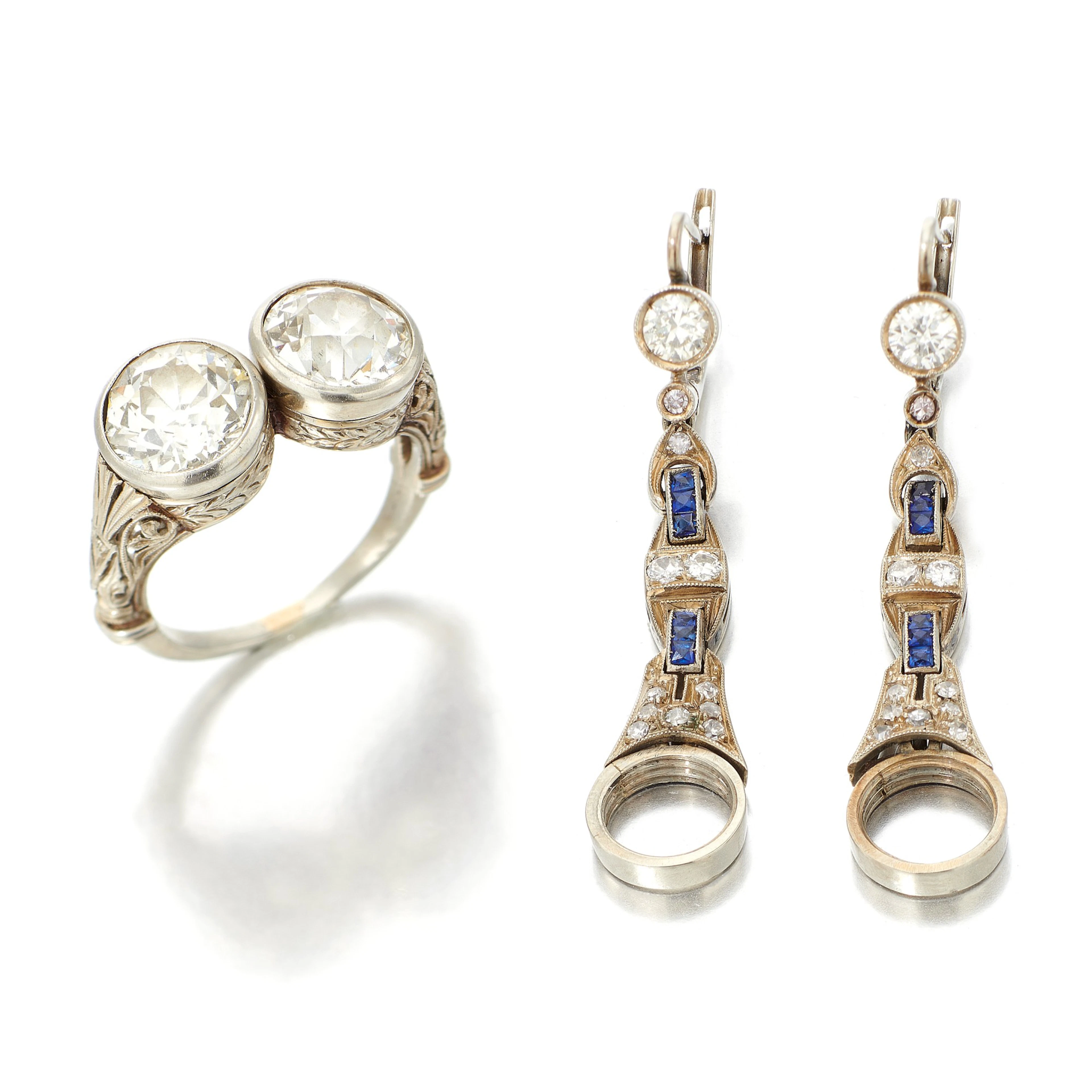 Pair of diamond earrings and ring (paio di orecchini e anello in diamanti)
