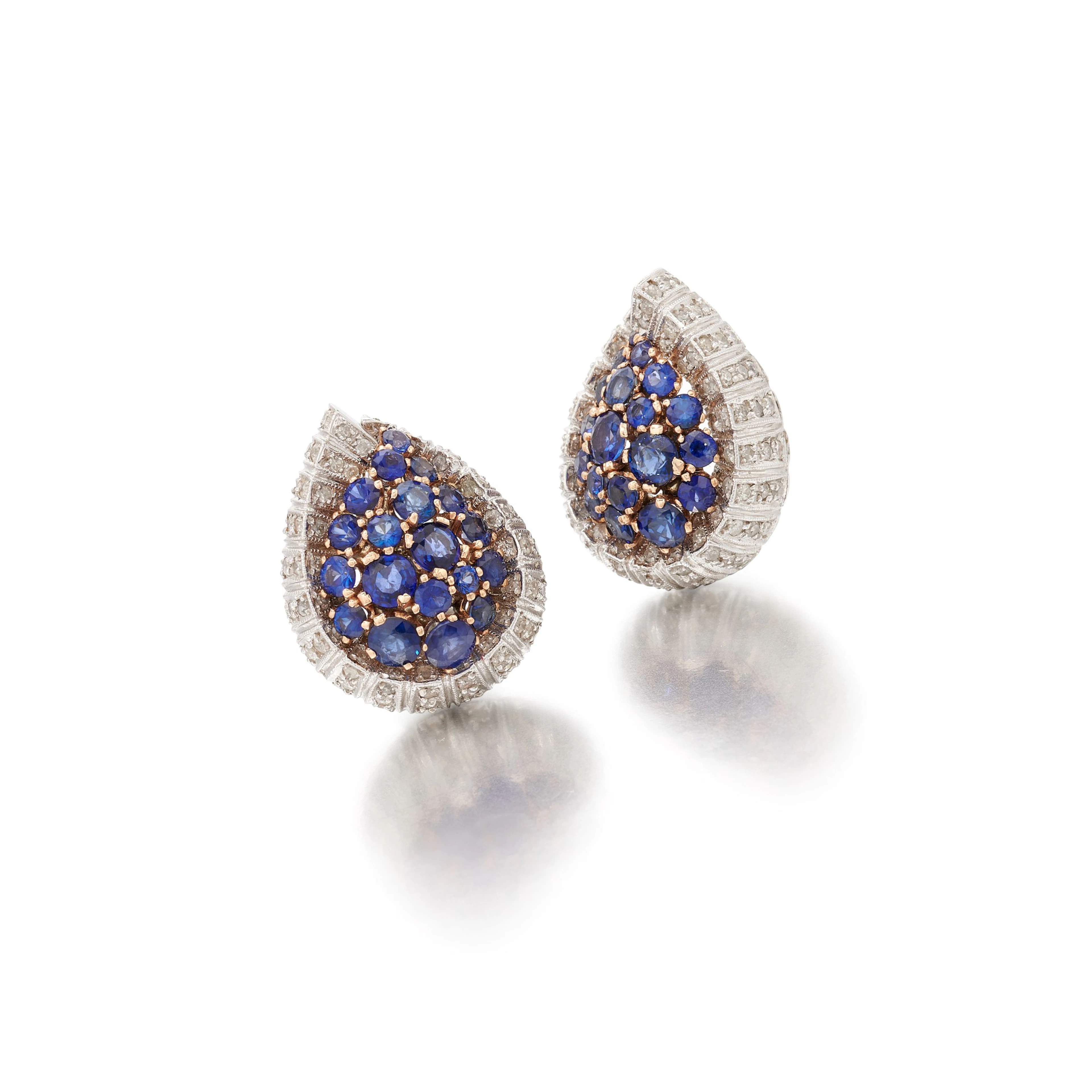 Pair of sapphire and diamond earrings (paio di orecchini in zaffiri e diamanti)