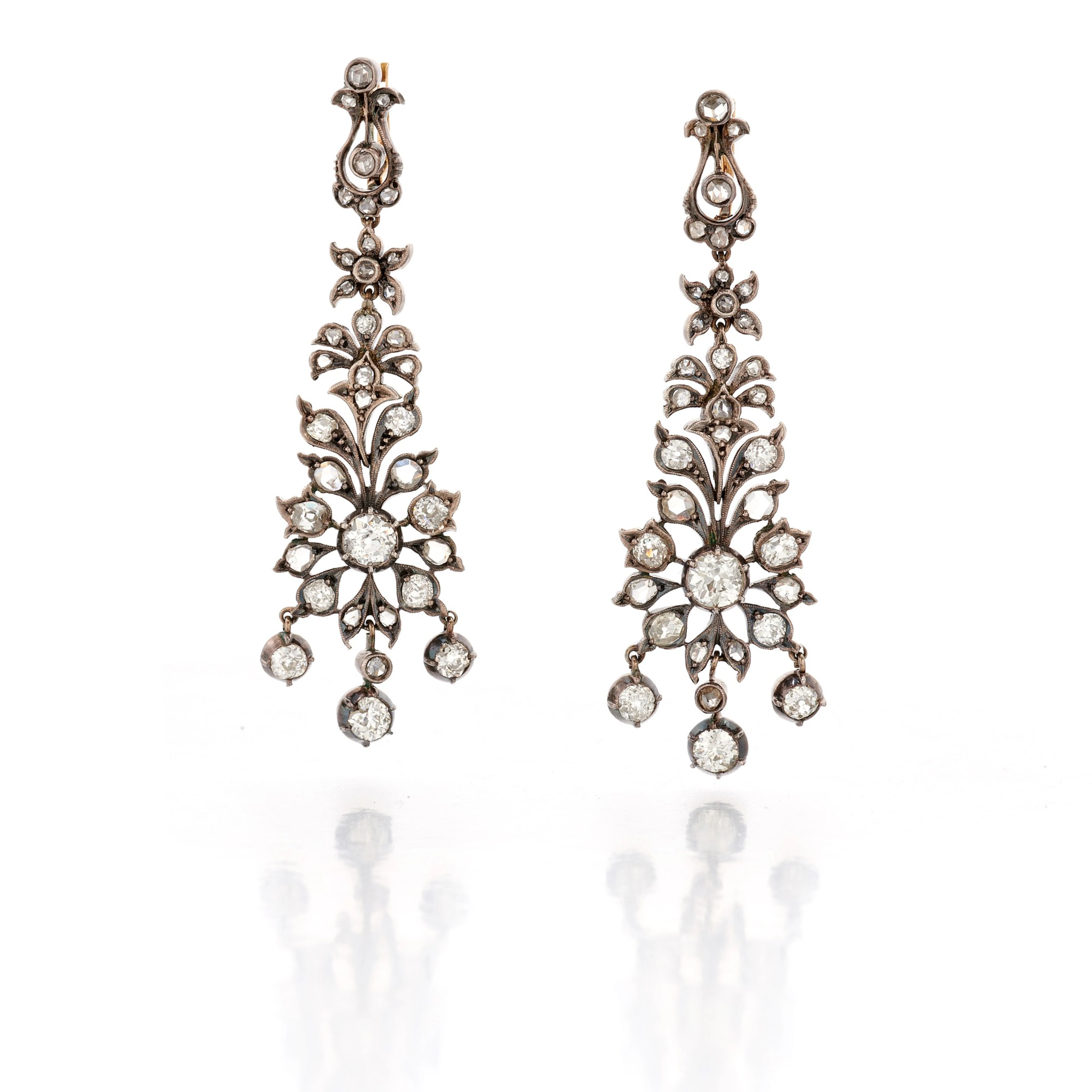 Pair of diamond earrings (paio di orecchini in diamanti)